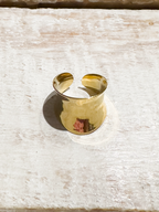 Anillo acero dorado cóncavo