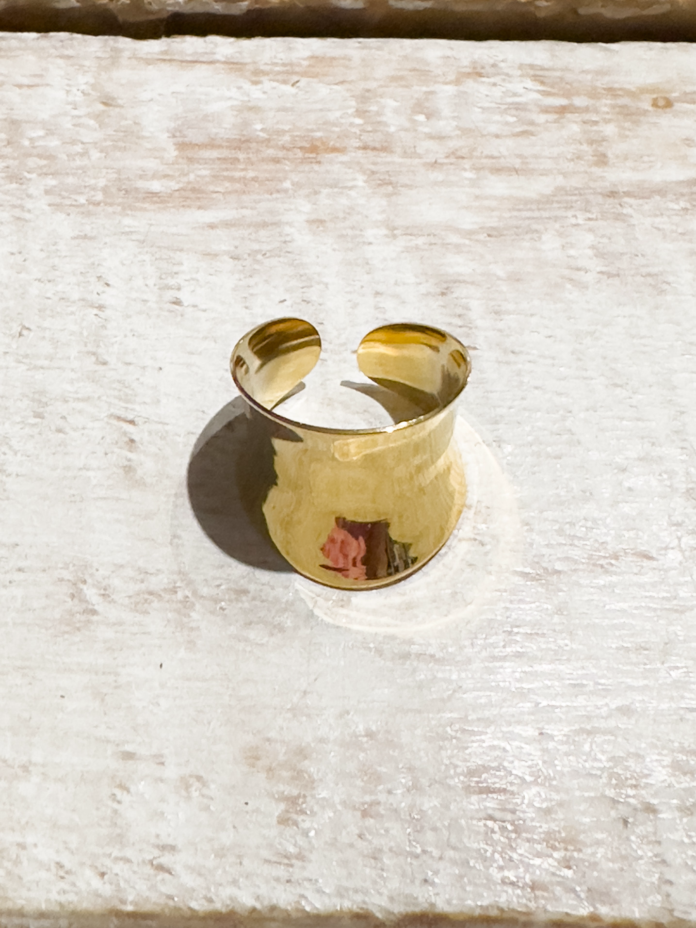 Anillo acero dorado cóncavo