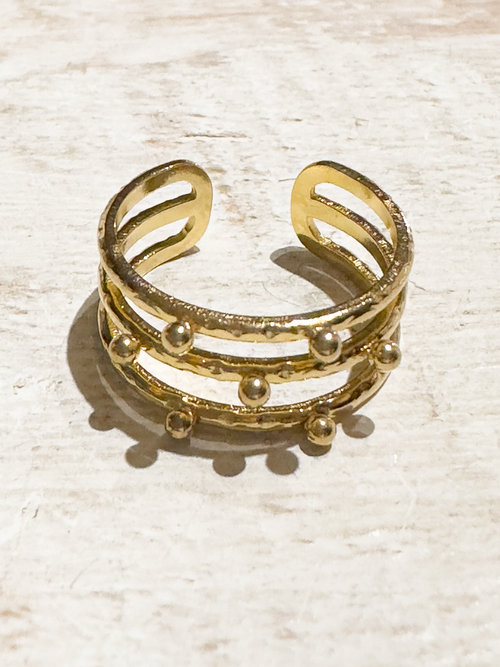 Anillo acero dorado tres rayas bolitas
