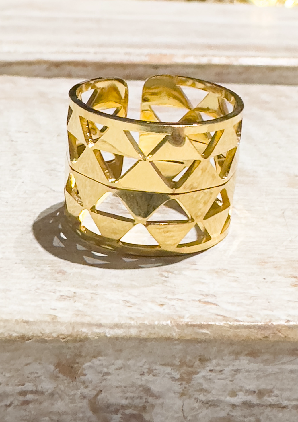 Anillo acero triángulos dorado