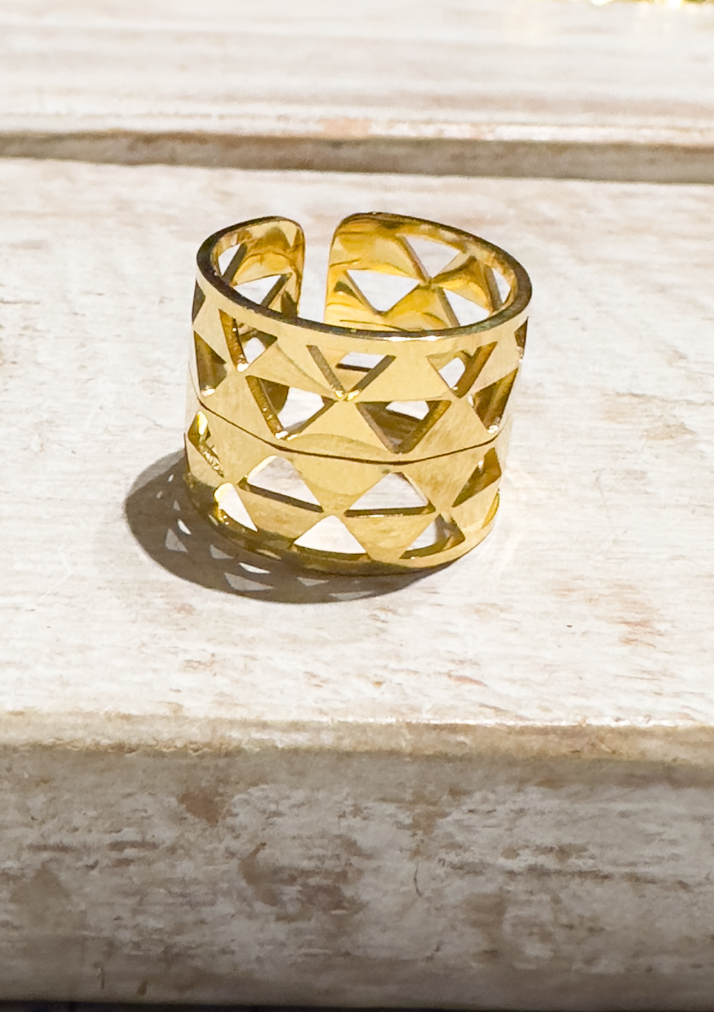 Anillo acero triángulos dorado