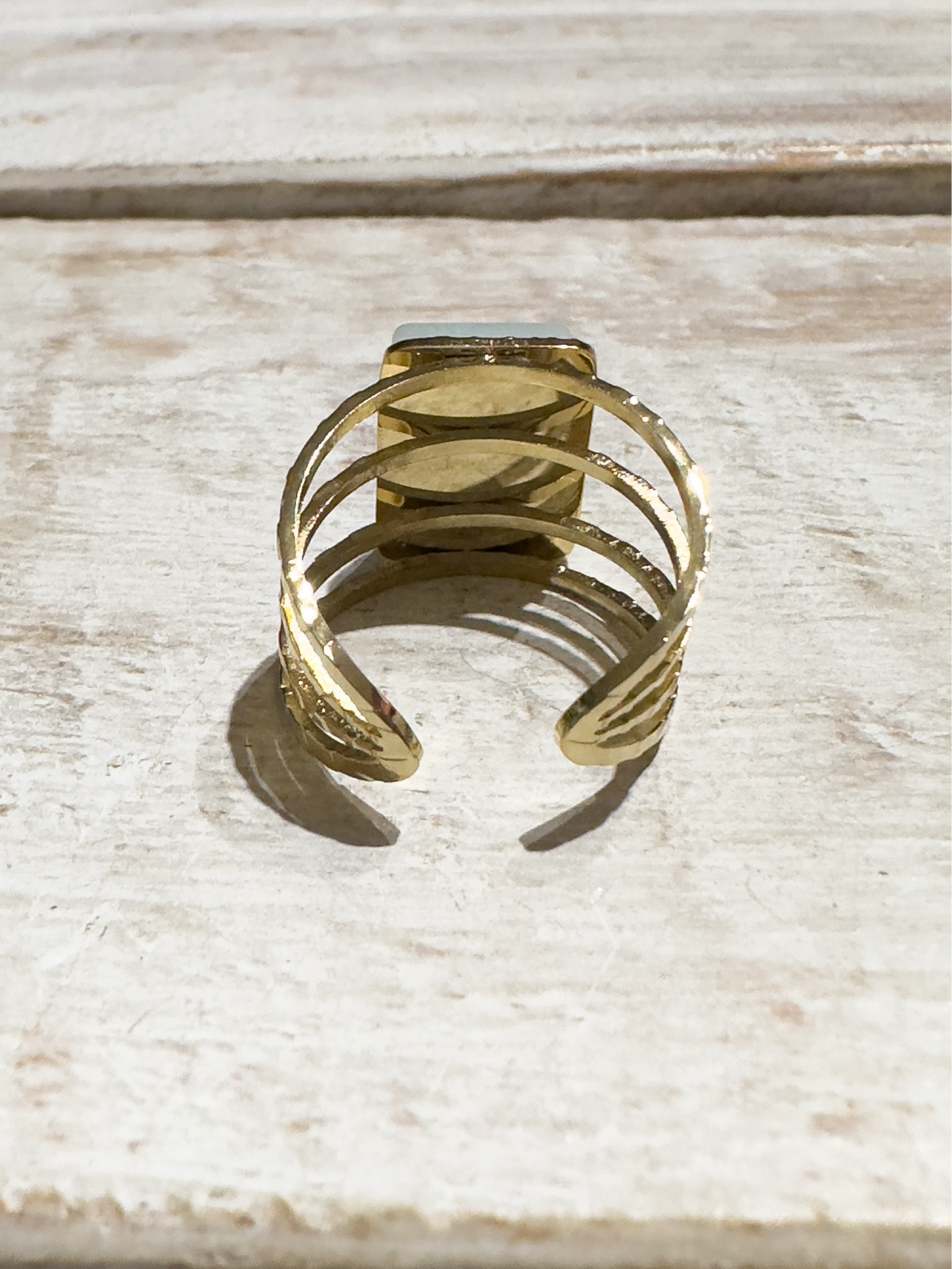 Anillo acero dorado piedra rectangular agua