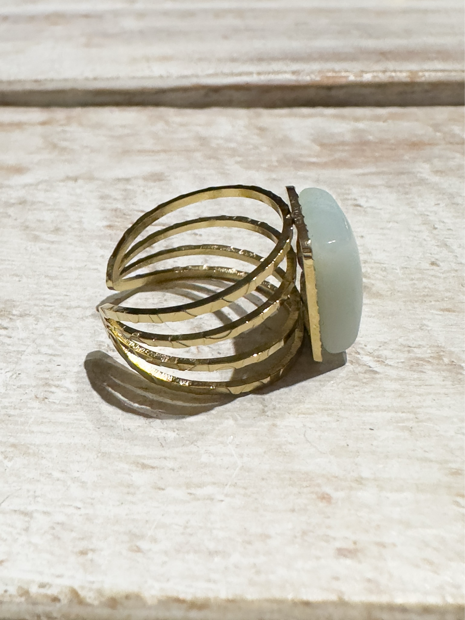 Anillo acero dorado piedra rectangular agua