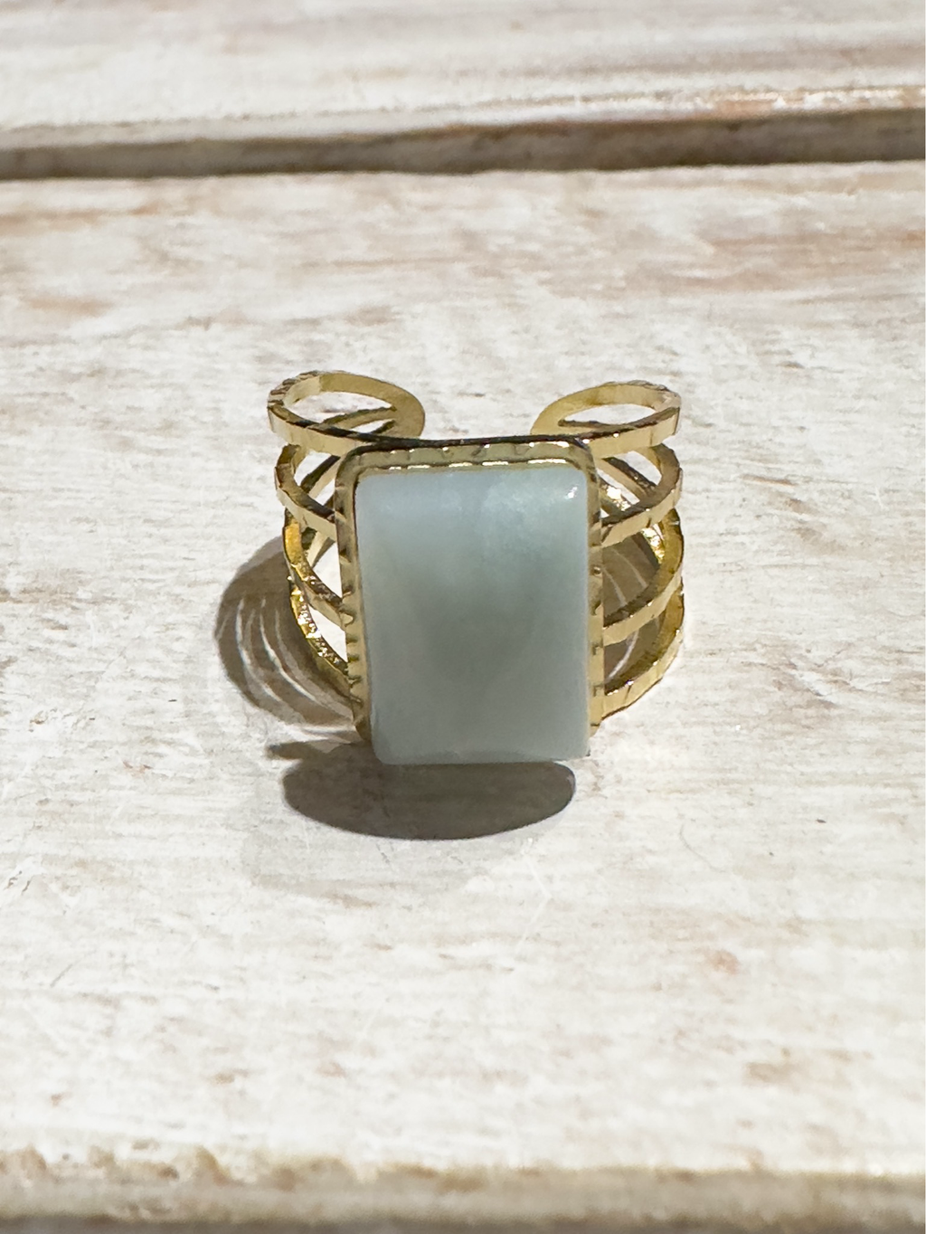Anillo acero dorado piedra rectangular agua