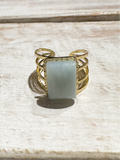 Anillo acero dorado piedra rectangular agua