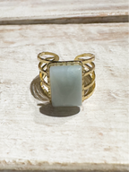 Anillo acero dorado piedra rectangular agua
