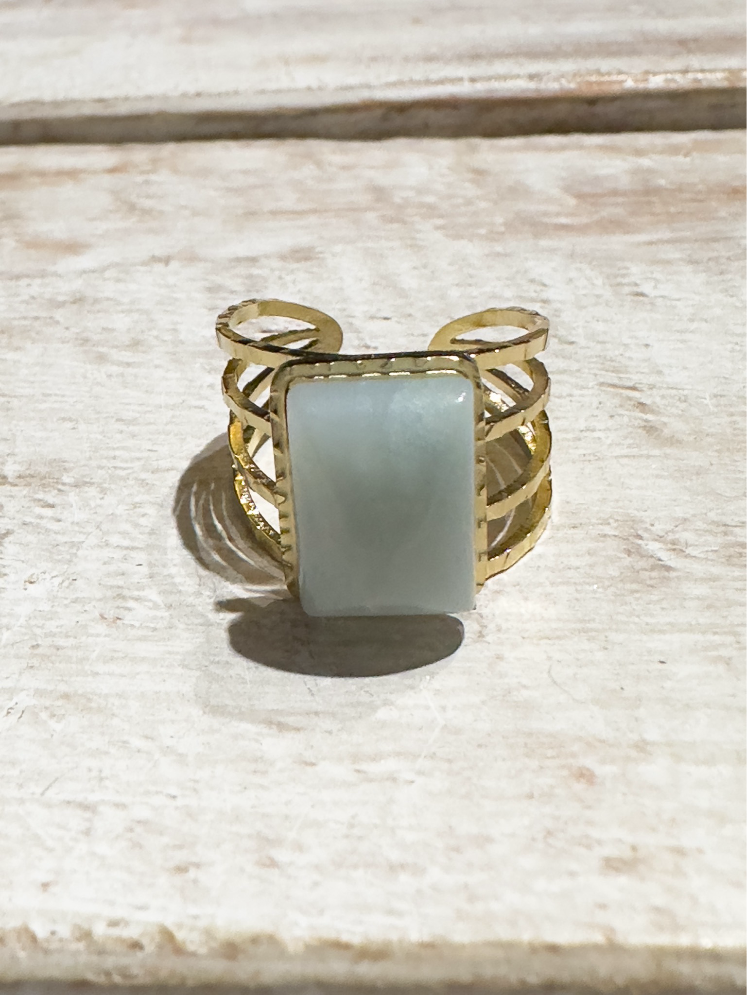 Anillo acero dorado piedra rectangular agua