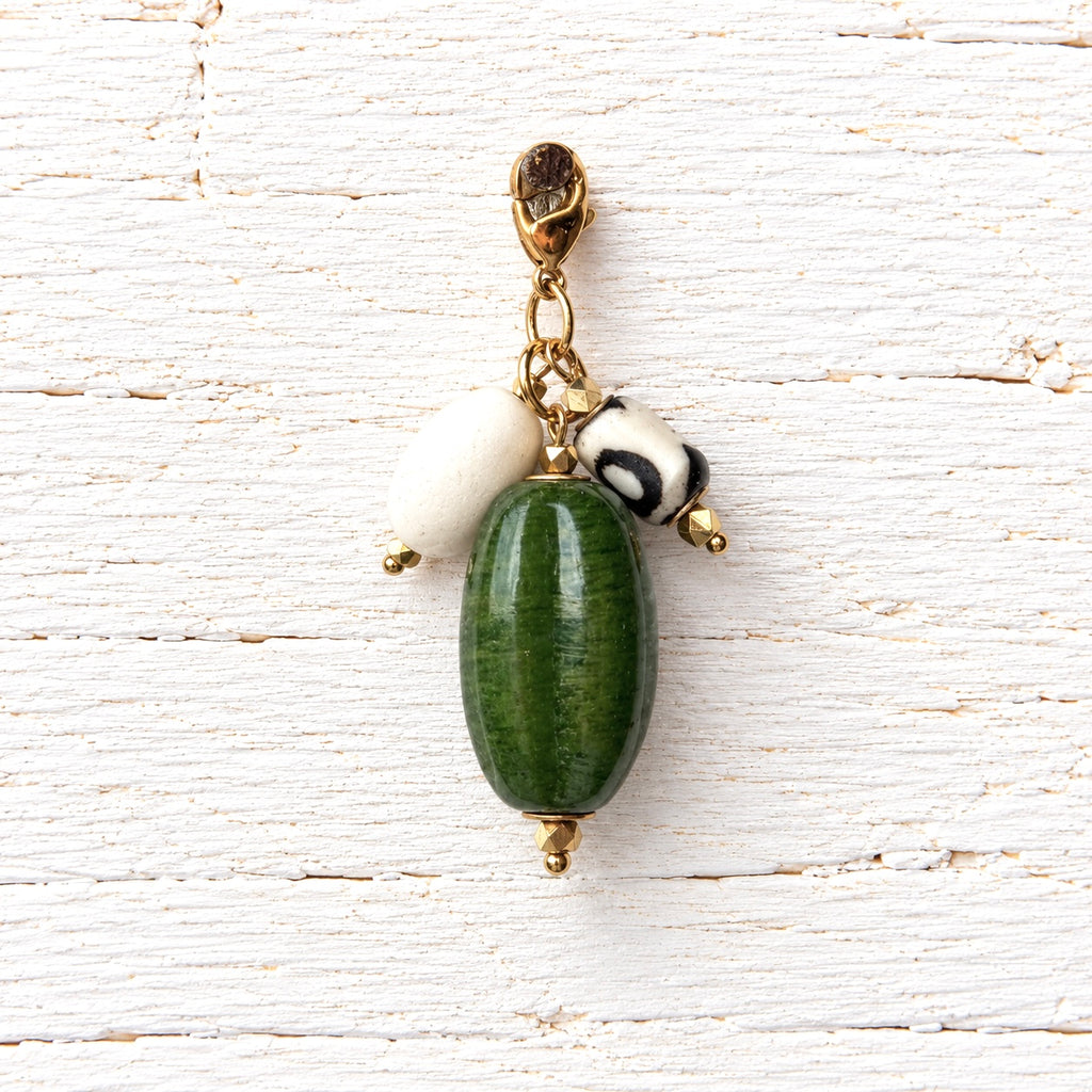 Charm vidrio verde oliva