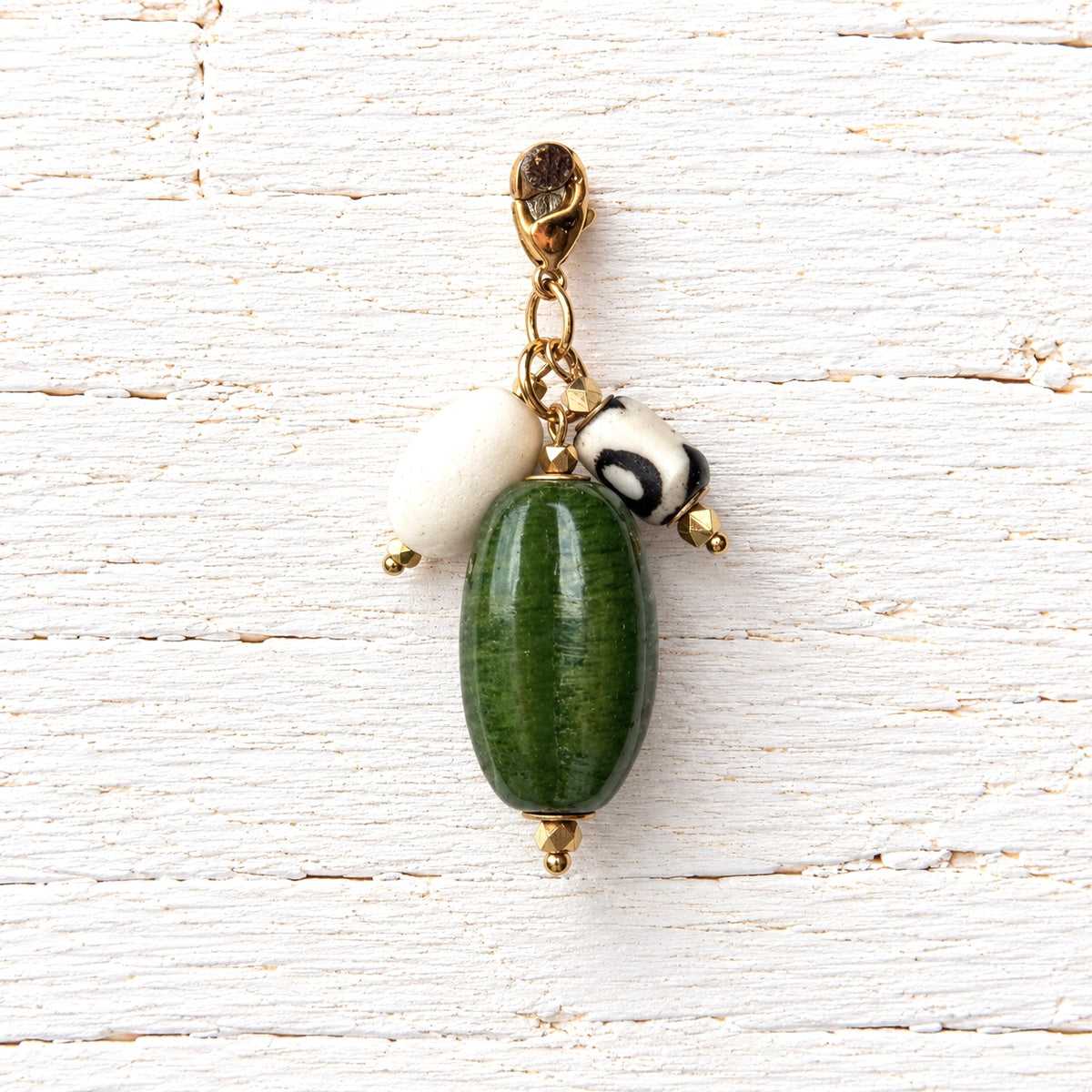 Charm vidrio verde oliva