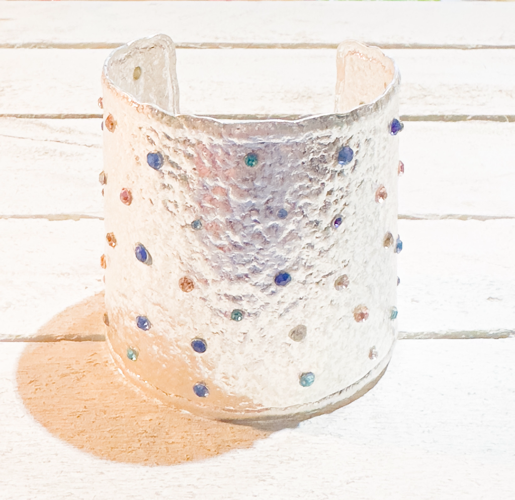 Brazalete plateado cristales colores