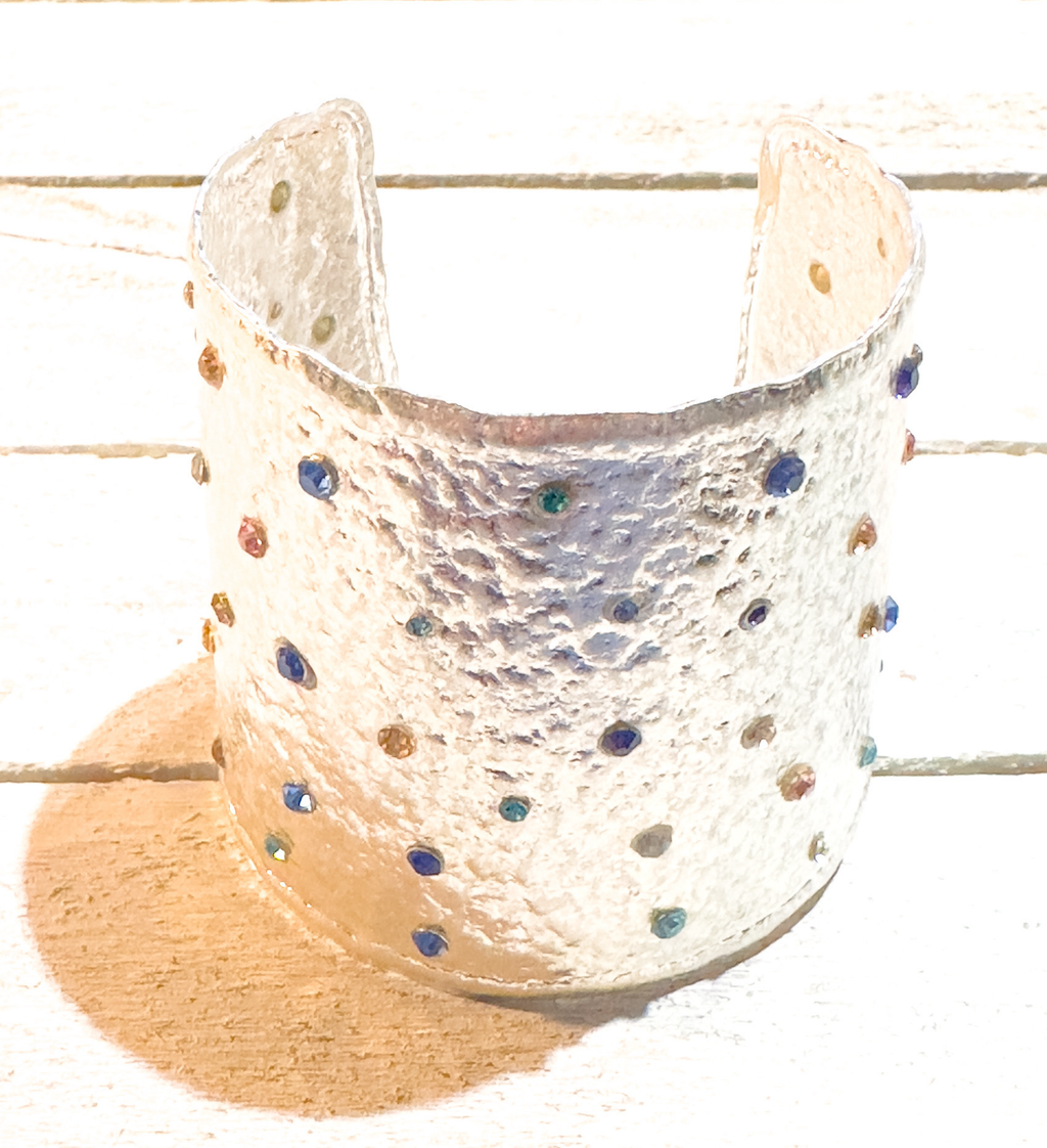 Brazalete plateado cristales colores