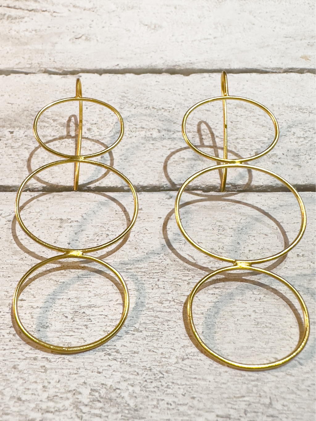 Pendientes triple aro rígido dorado