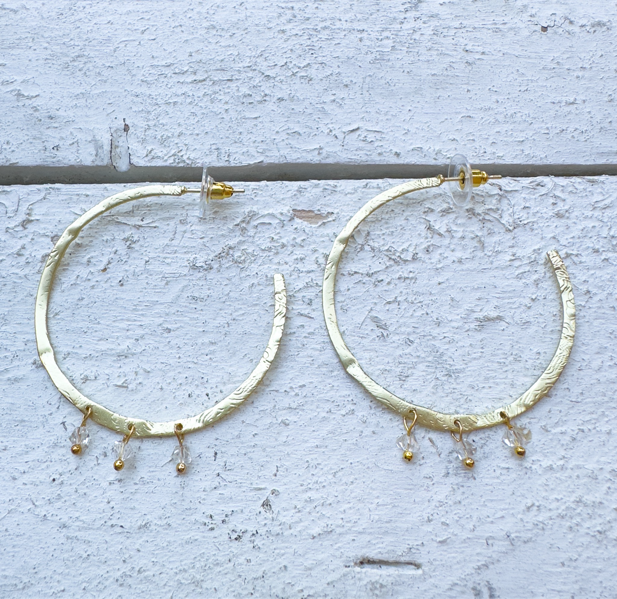 Pendientes aro dorado mate latón piedras cristal
