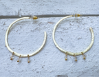 Pendientes aro dorado mate latón piedras cristal
