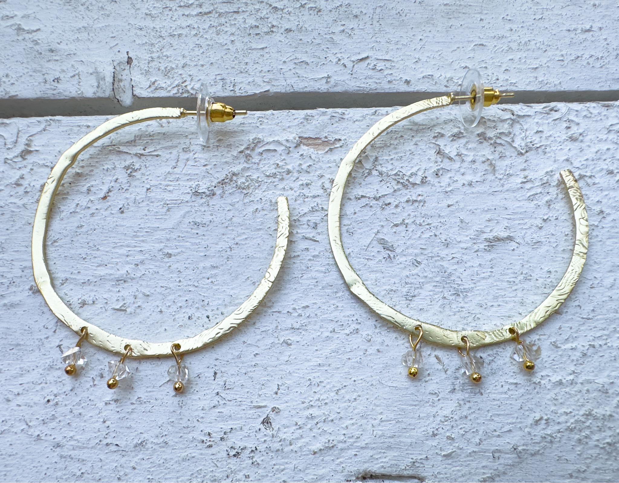 Pendientes aro dorado mate latón piedras cristal
