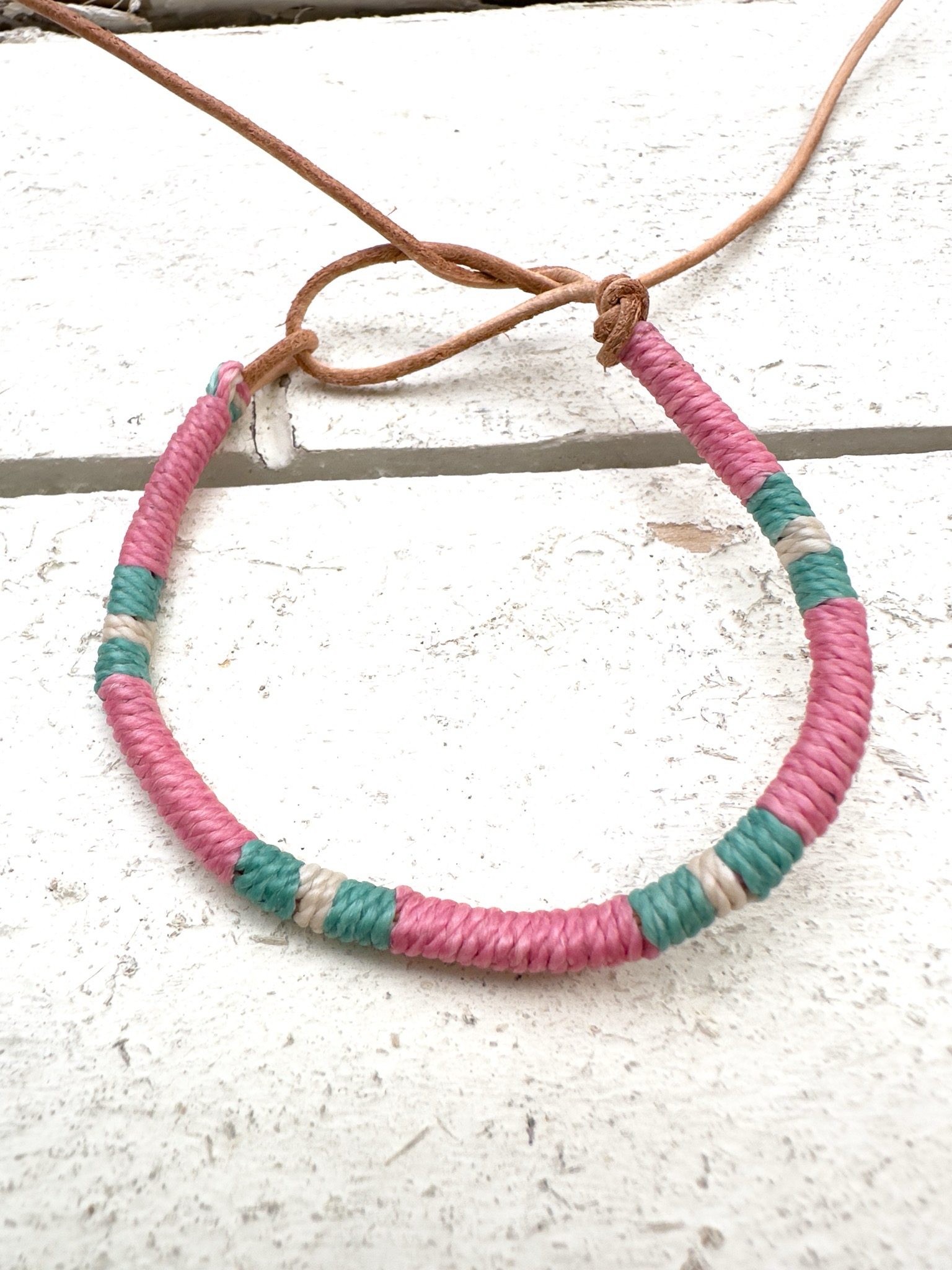 Pulsera cuero fresa y verde