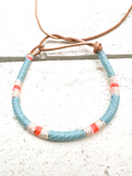 Pulsera cuero azul y naranja flúor