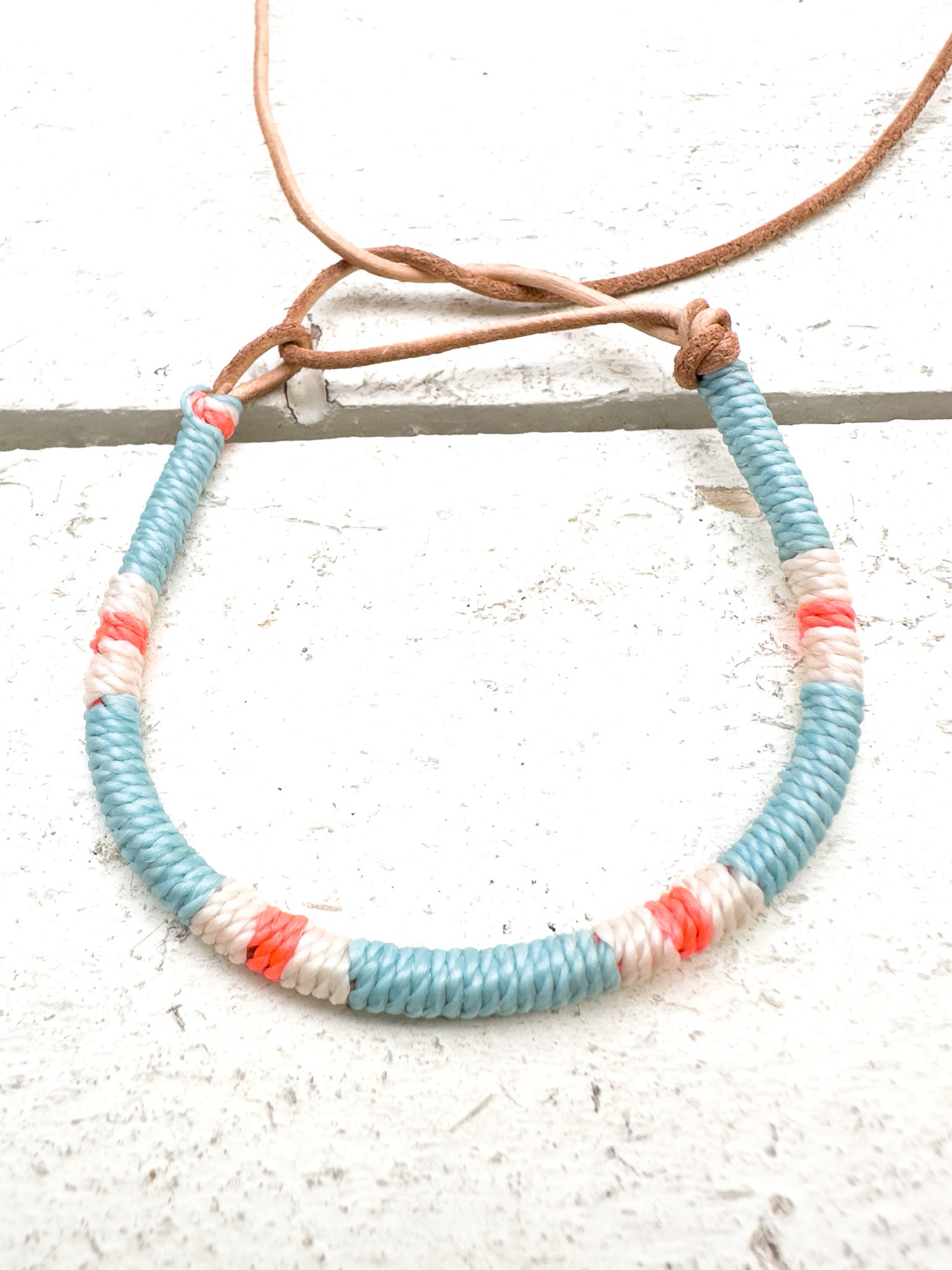 Pulsera cuero azul y naranja flúor
