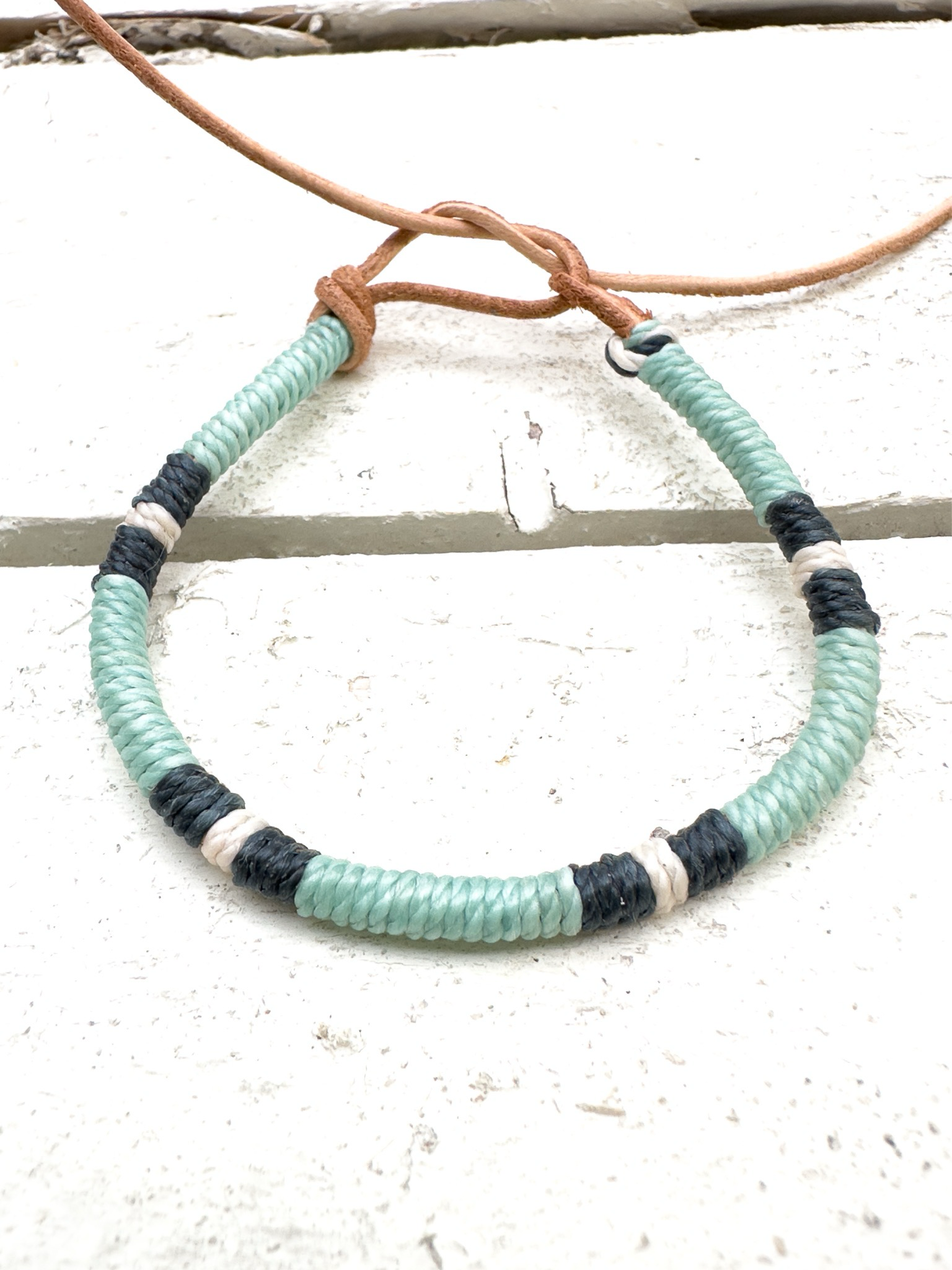 Pulsera cuero agua y gris