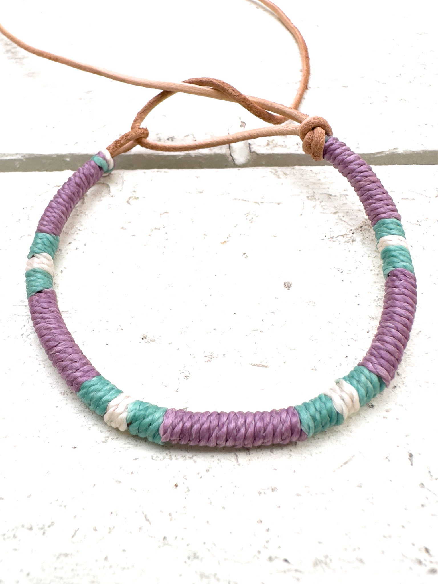 Pulsera cuero morado y verde