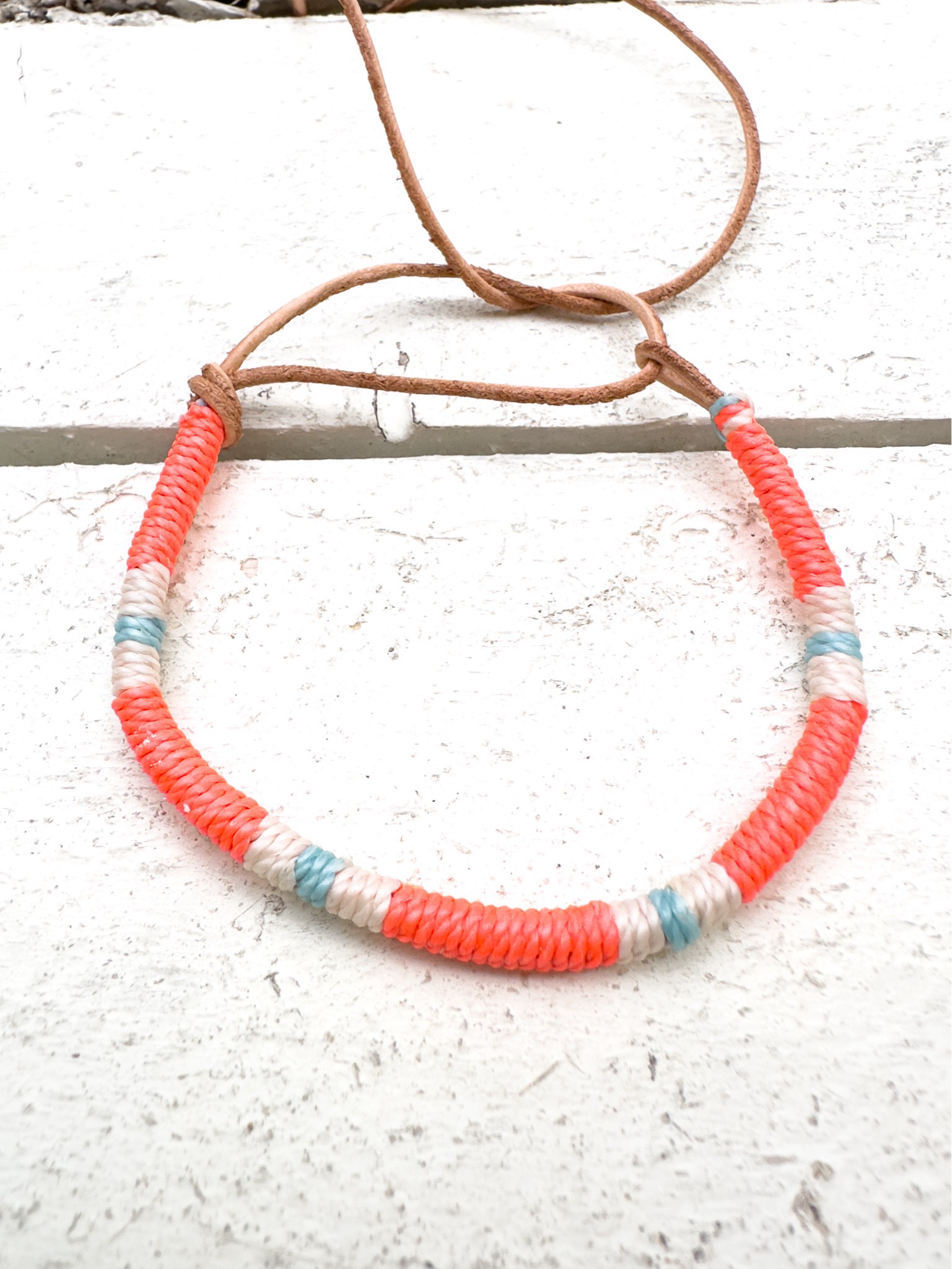 Pulsera cuero naranja flúor y azul