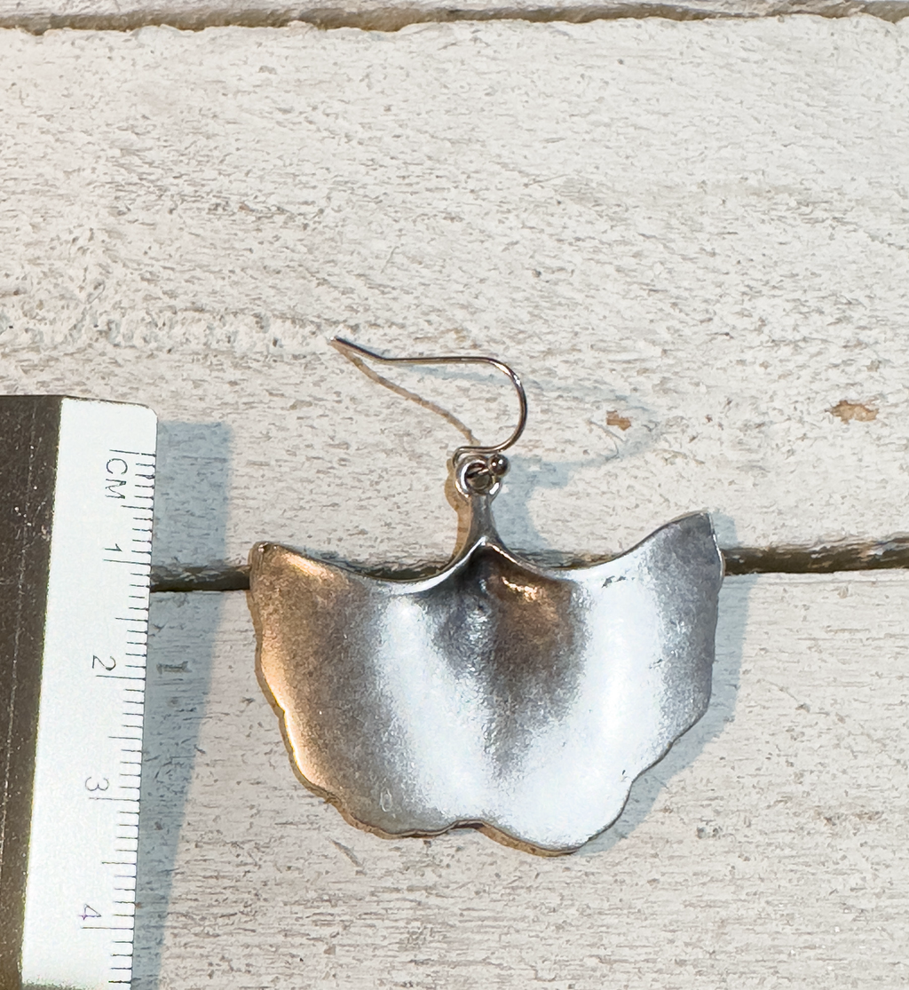 Pendientes zamak hipoalergénico plateado pétalo