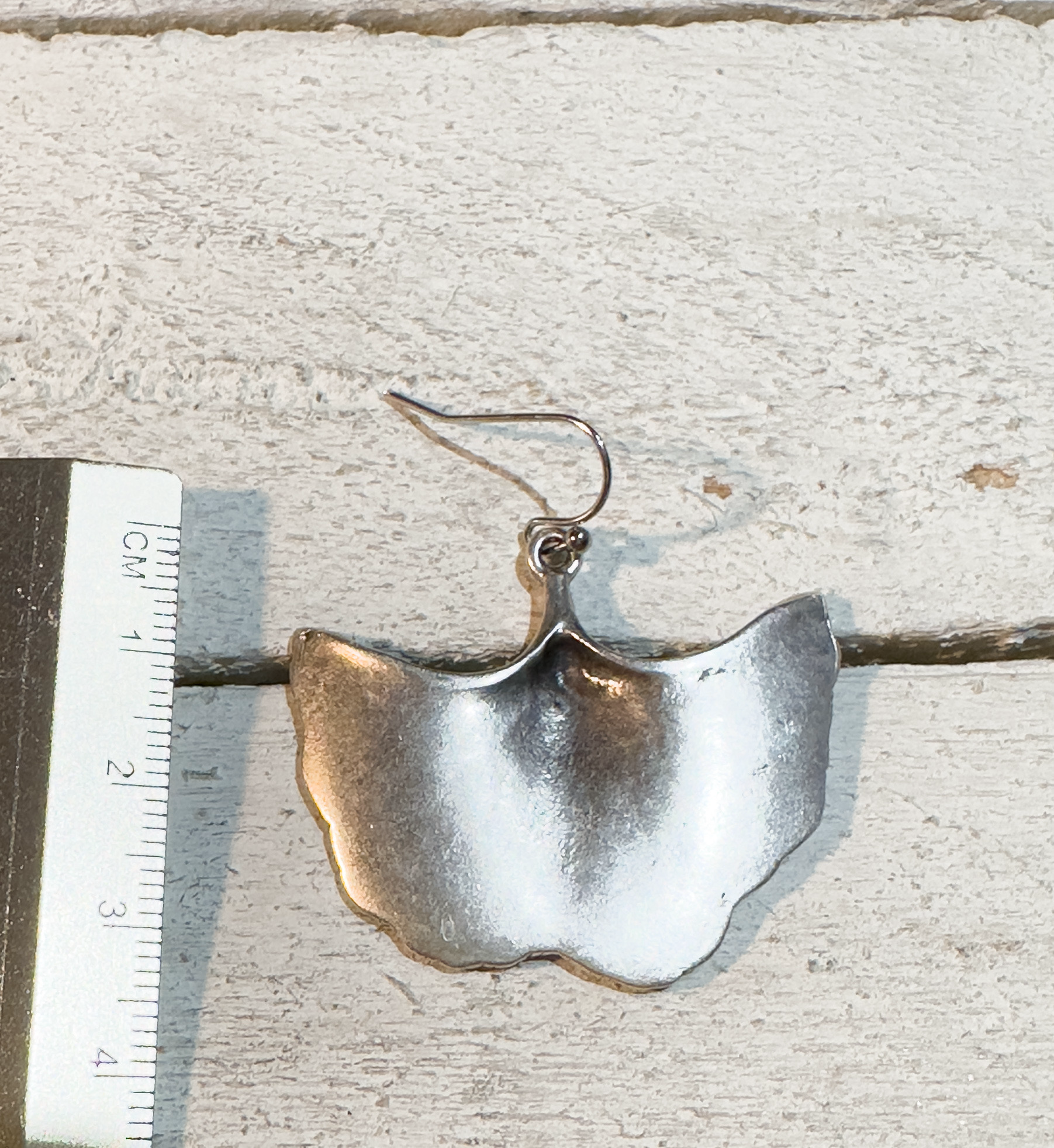 Pendientes zamak hipoalergénico plateado pétalo