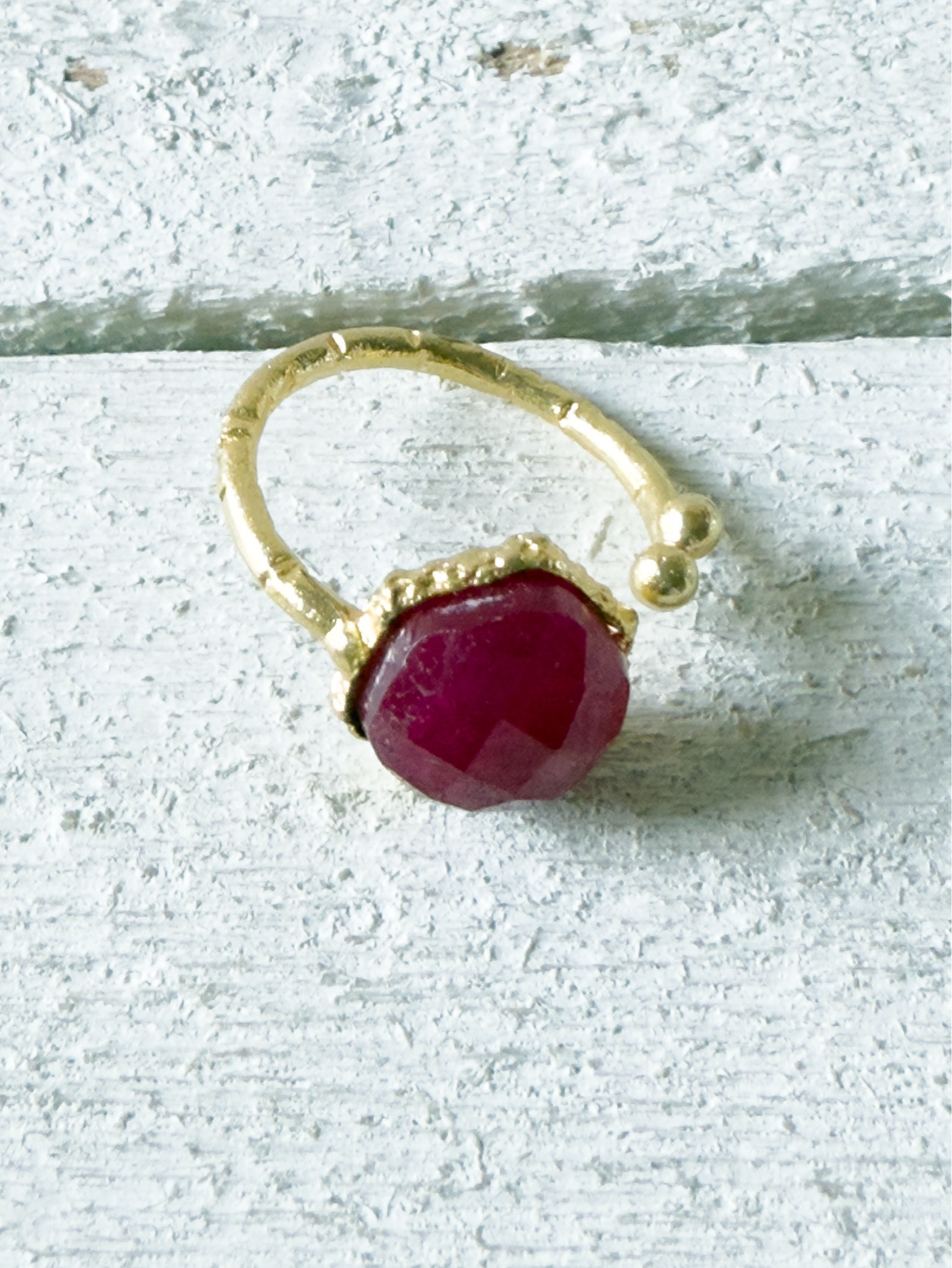 Anillo abierto guinda
