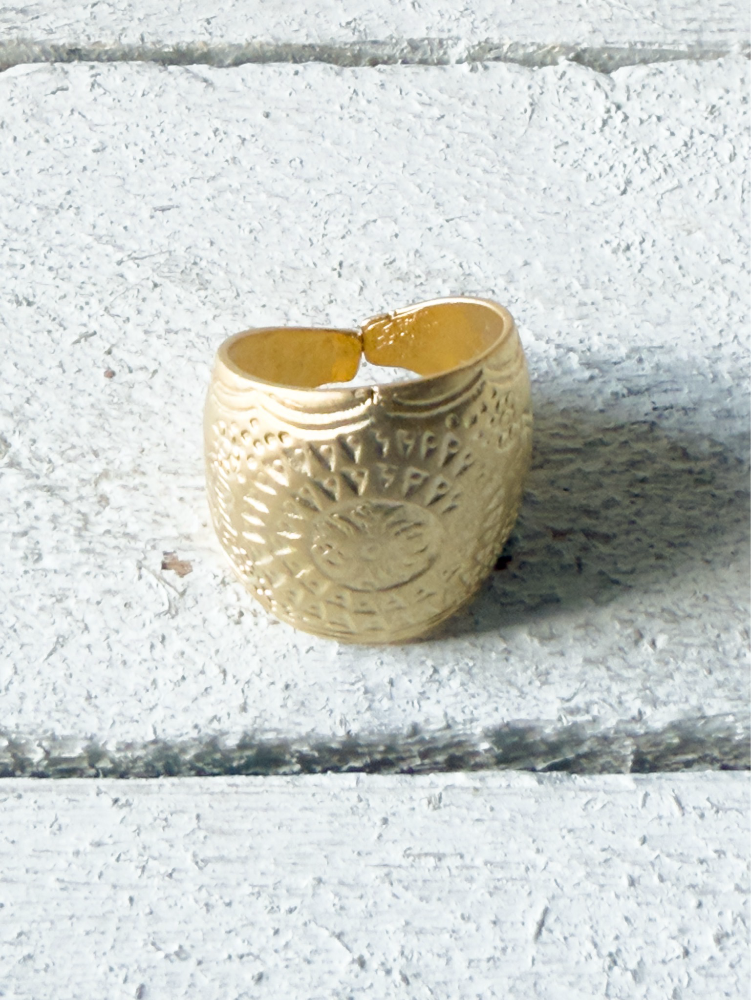 Anillo grabado redondeado mate