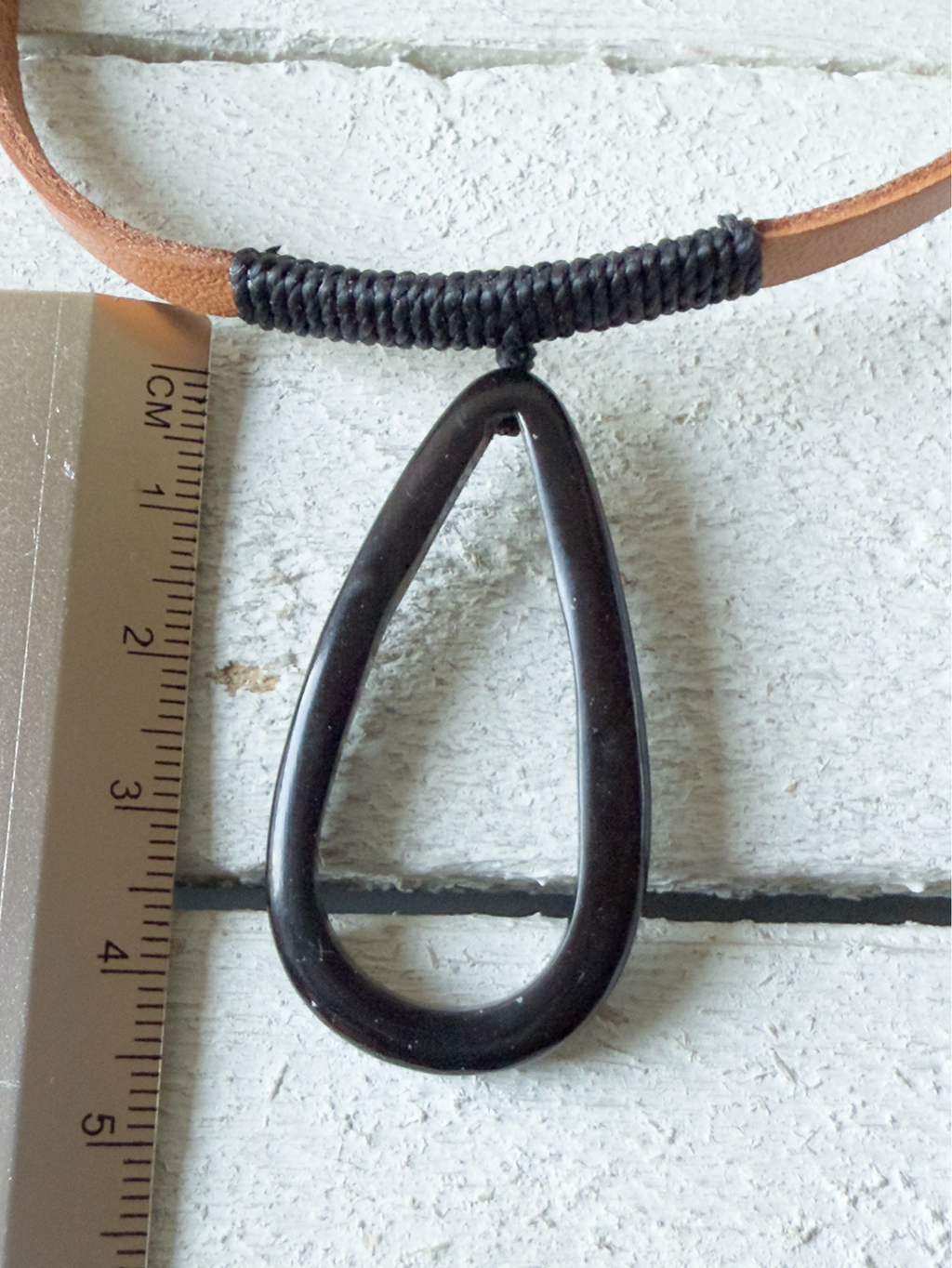 Gargantilla cuero gota negra