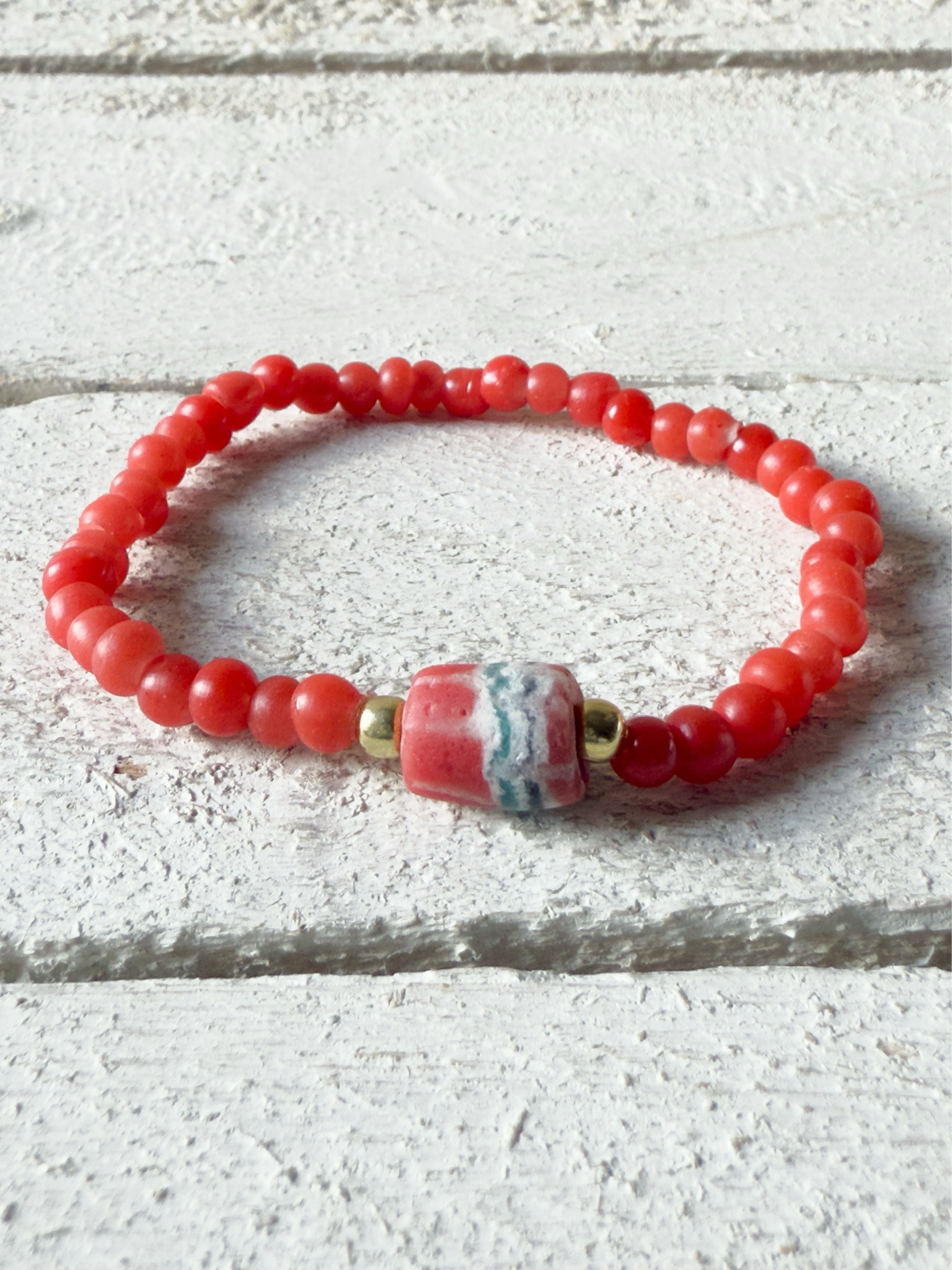Pulsera roja piedra estampada