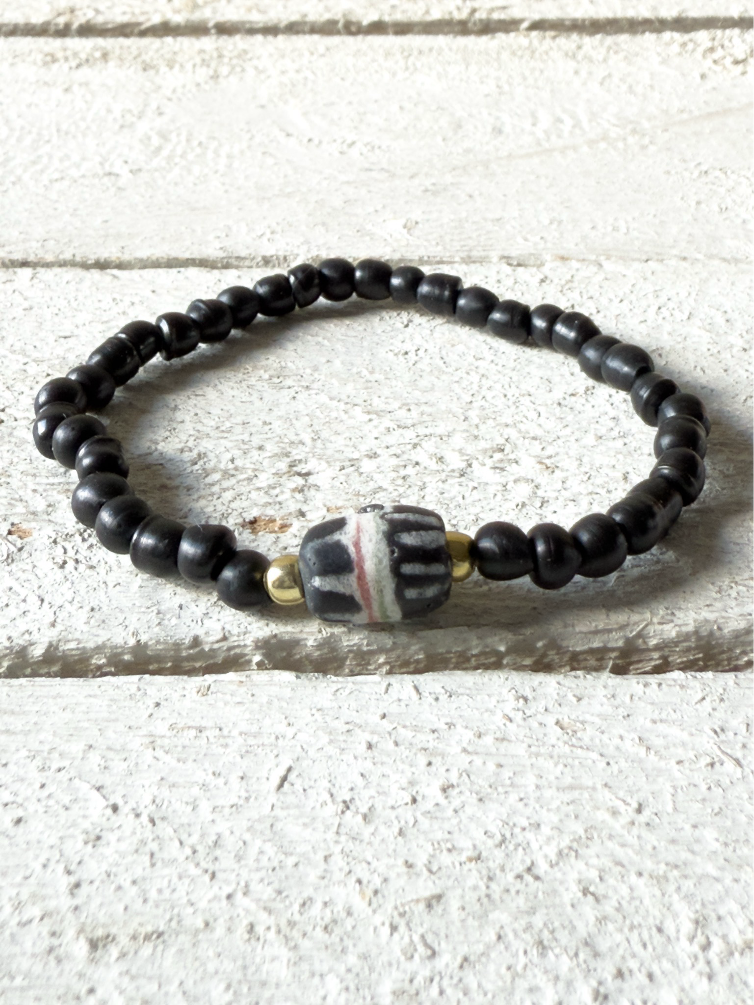 Pulsera negra piedra estampada