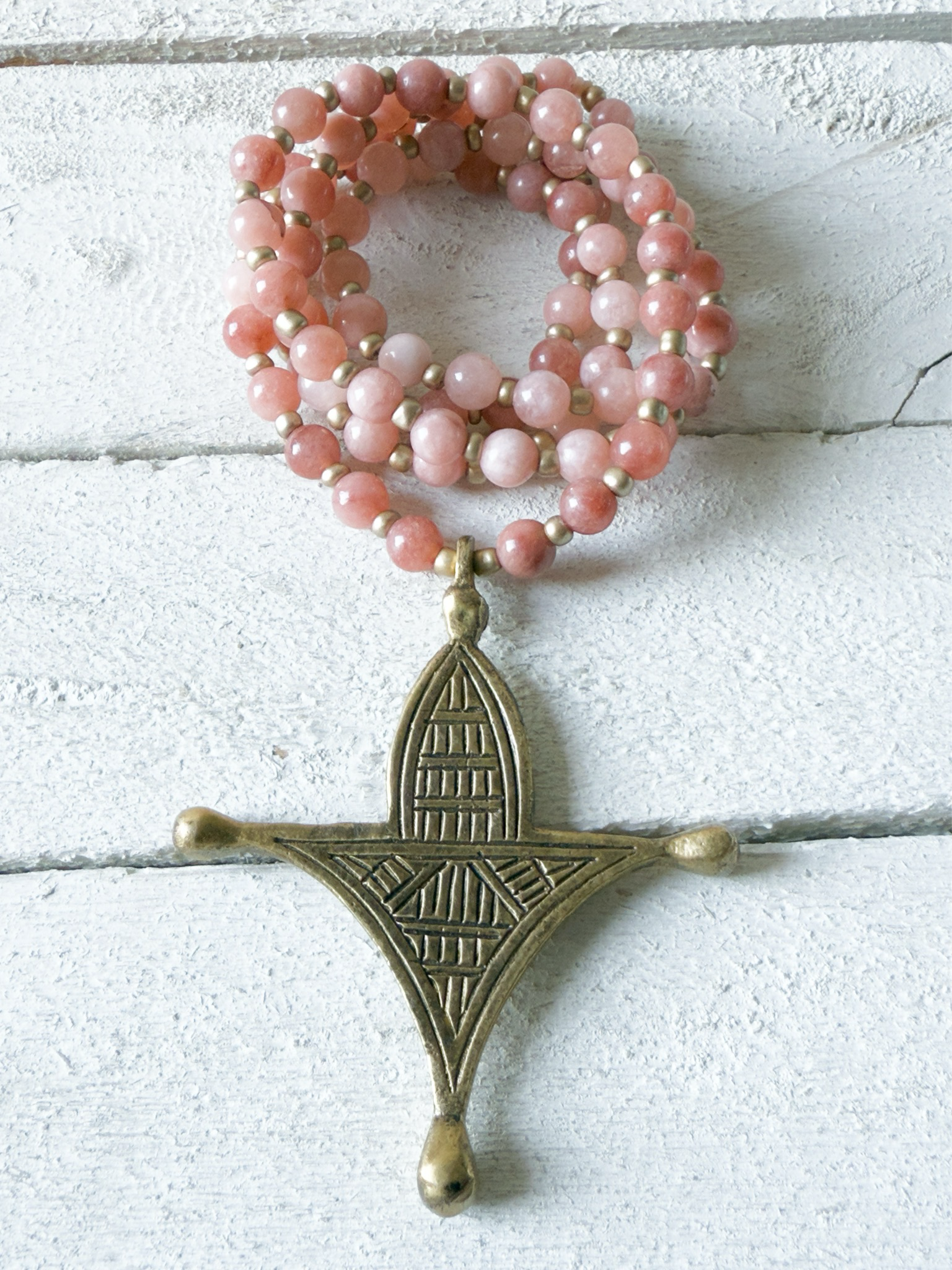 Collar tribal piedras rosas