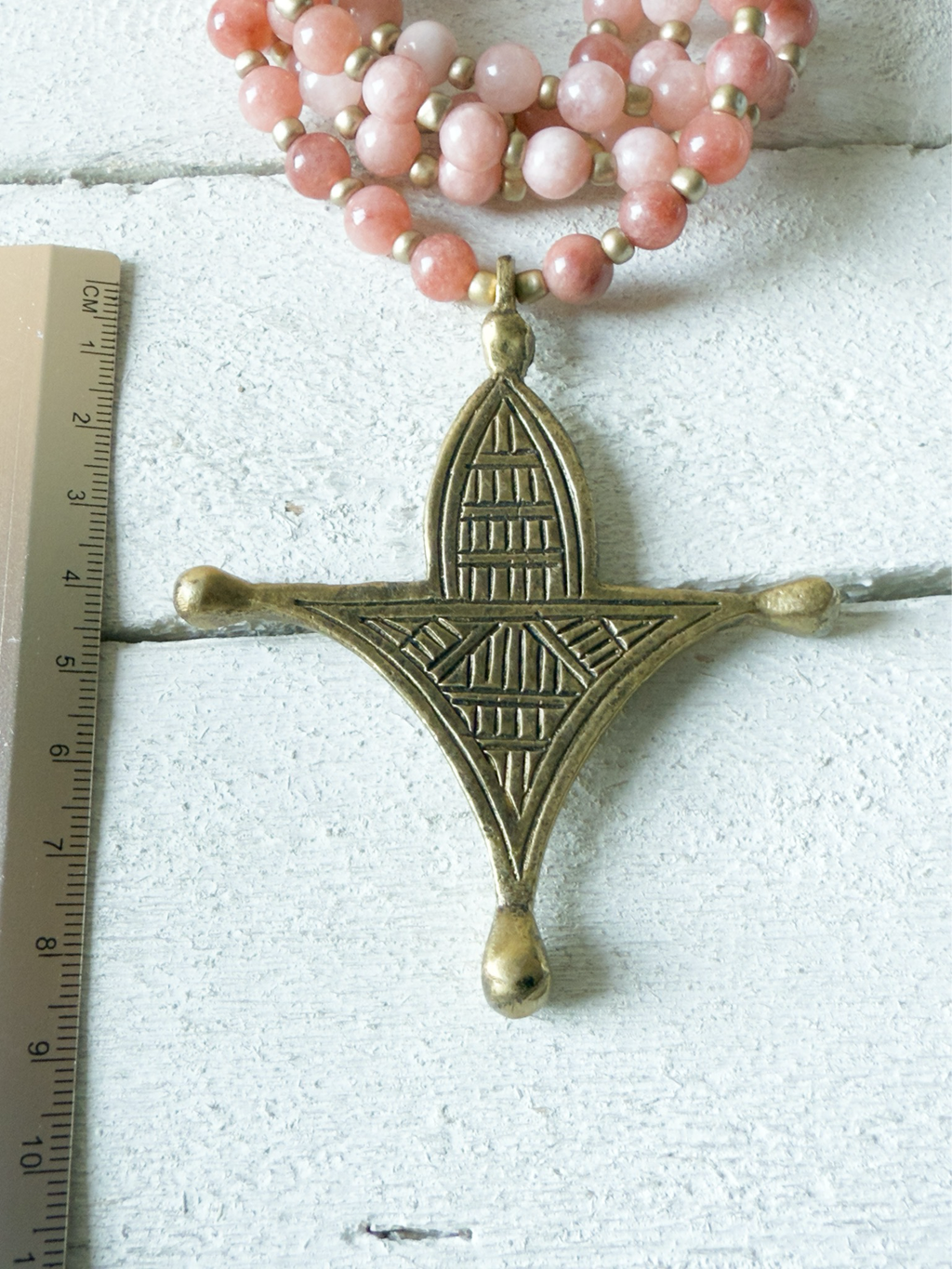 Collar tribal piedras rosas