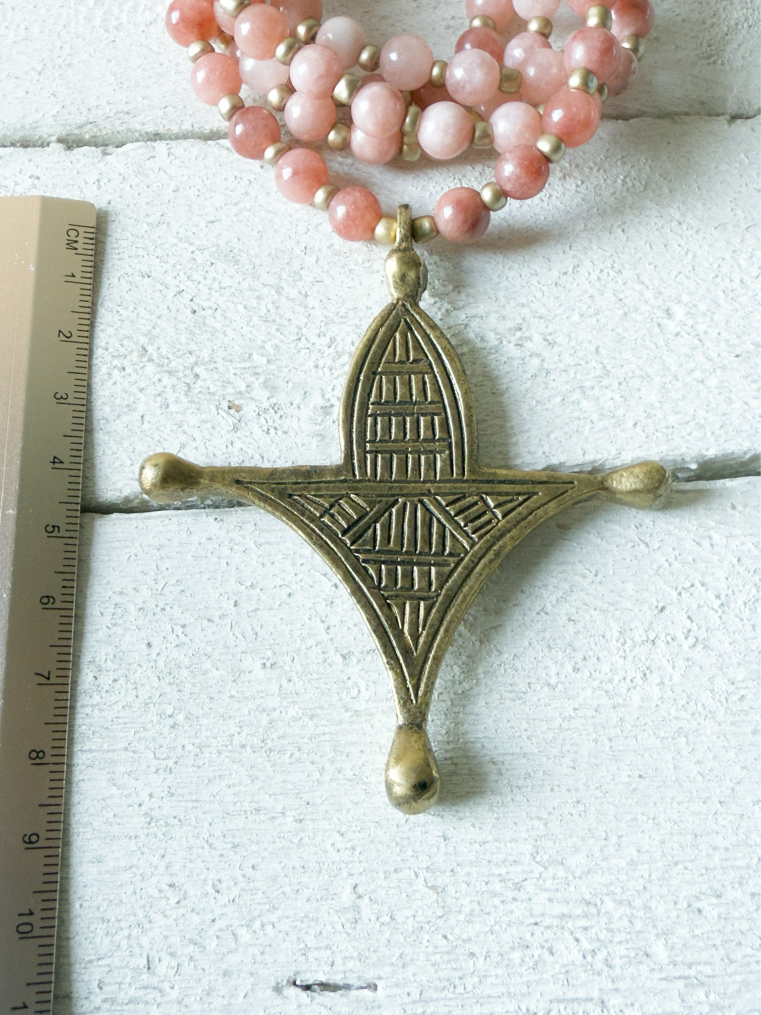 Collar tribal piedras rosas