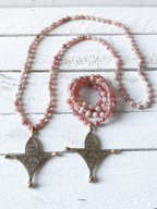 Collar tribal piedras rosas