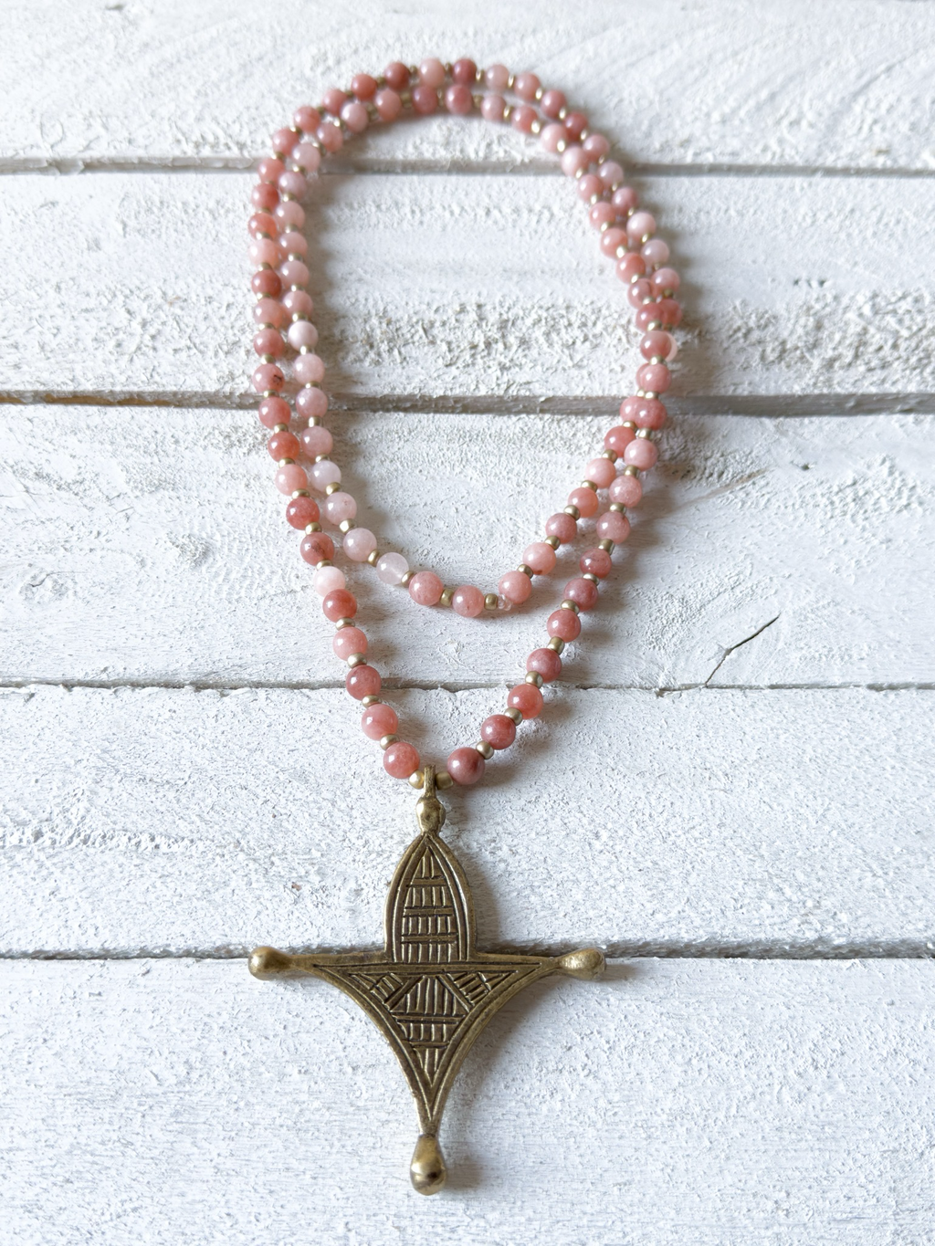 Collar tribal piedras rosas