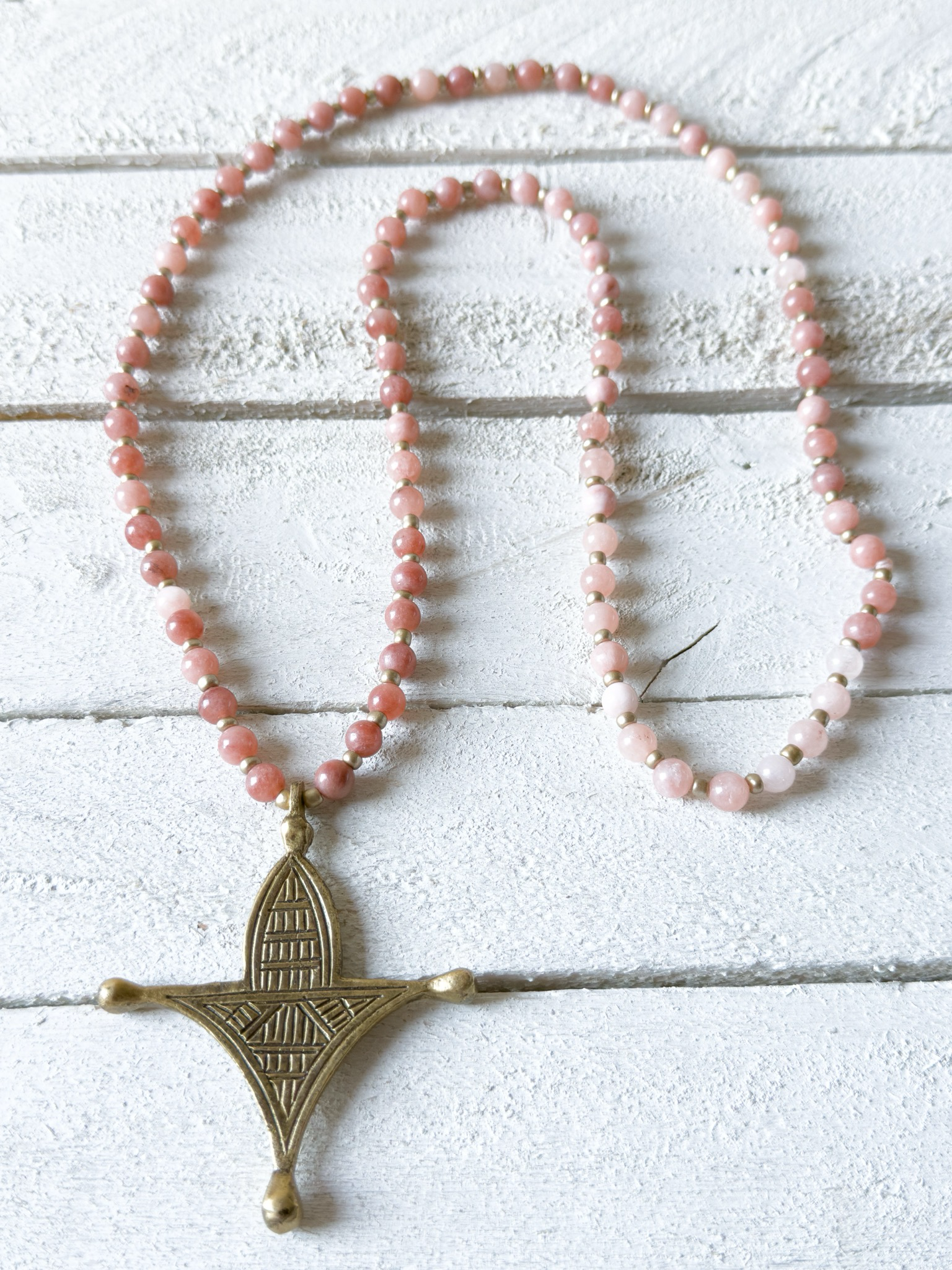 Collar tribal piedras rosas