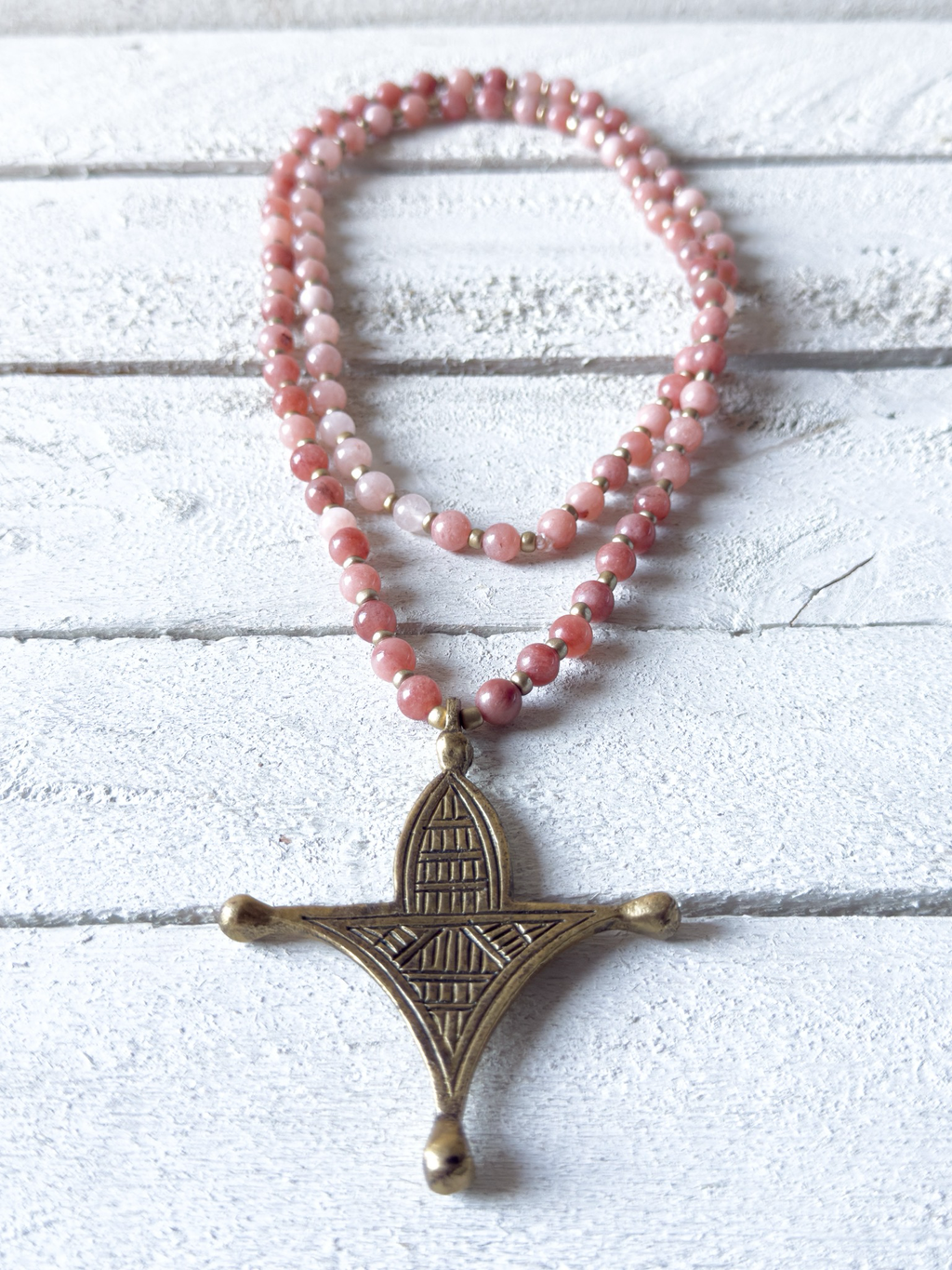 Collar tribal piedras rosas