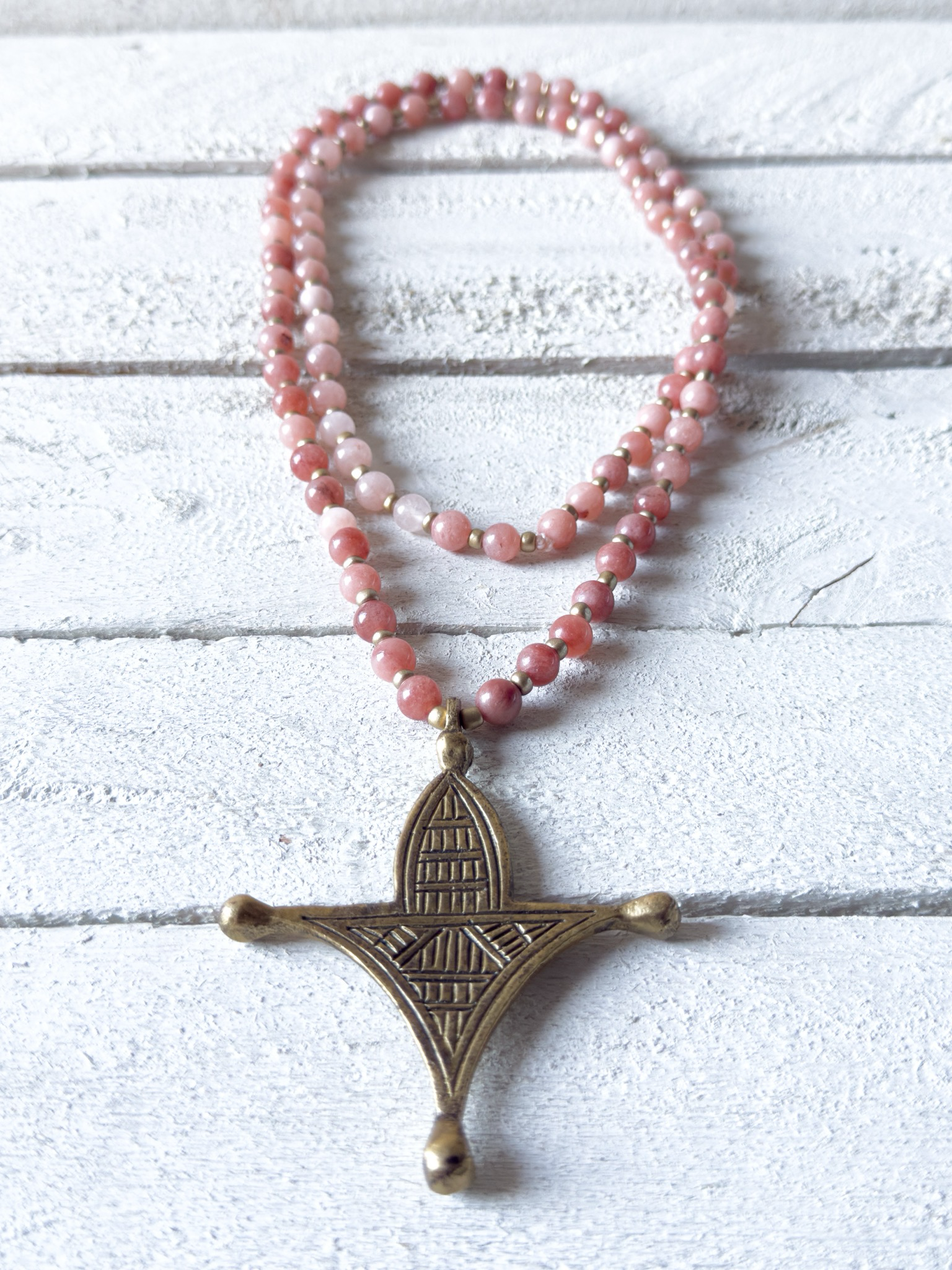Collar tribal piedras rosas