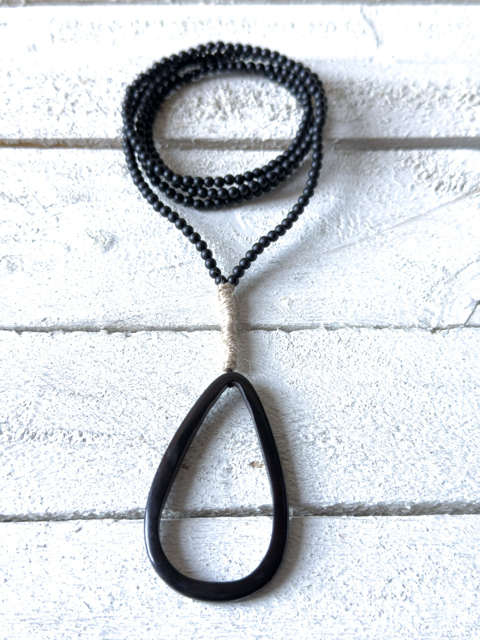 Collar gota negra y cuerda