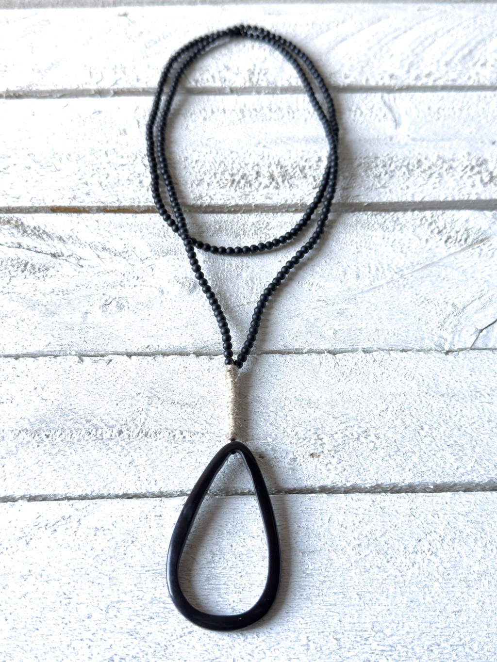 Collar gota negra y cuerda