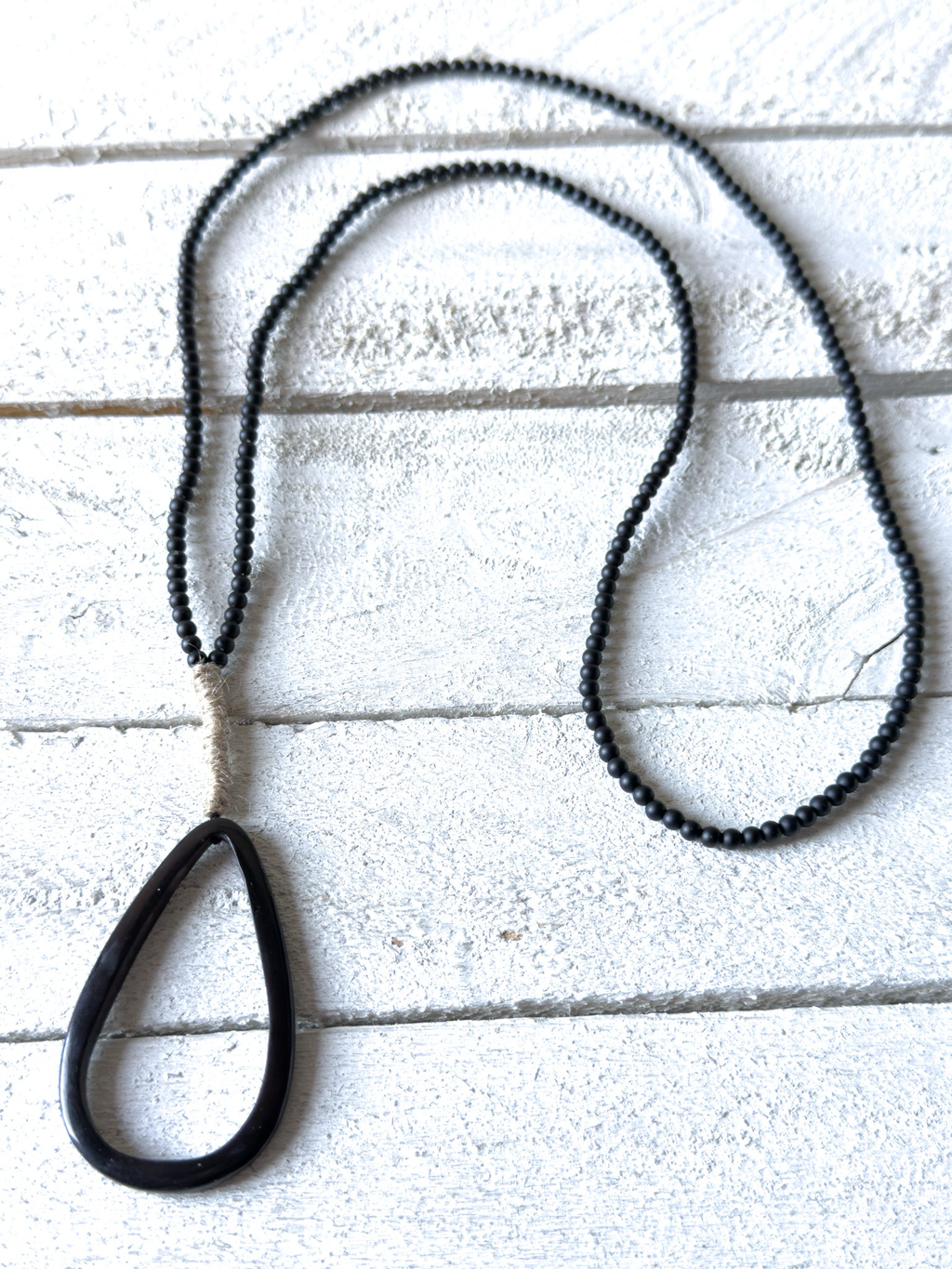Collar gota negra y cuerda