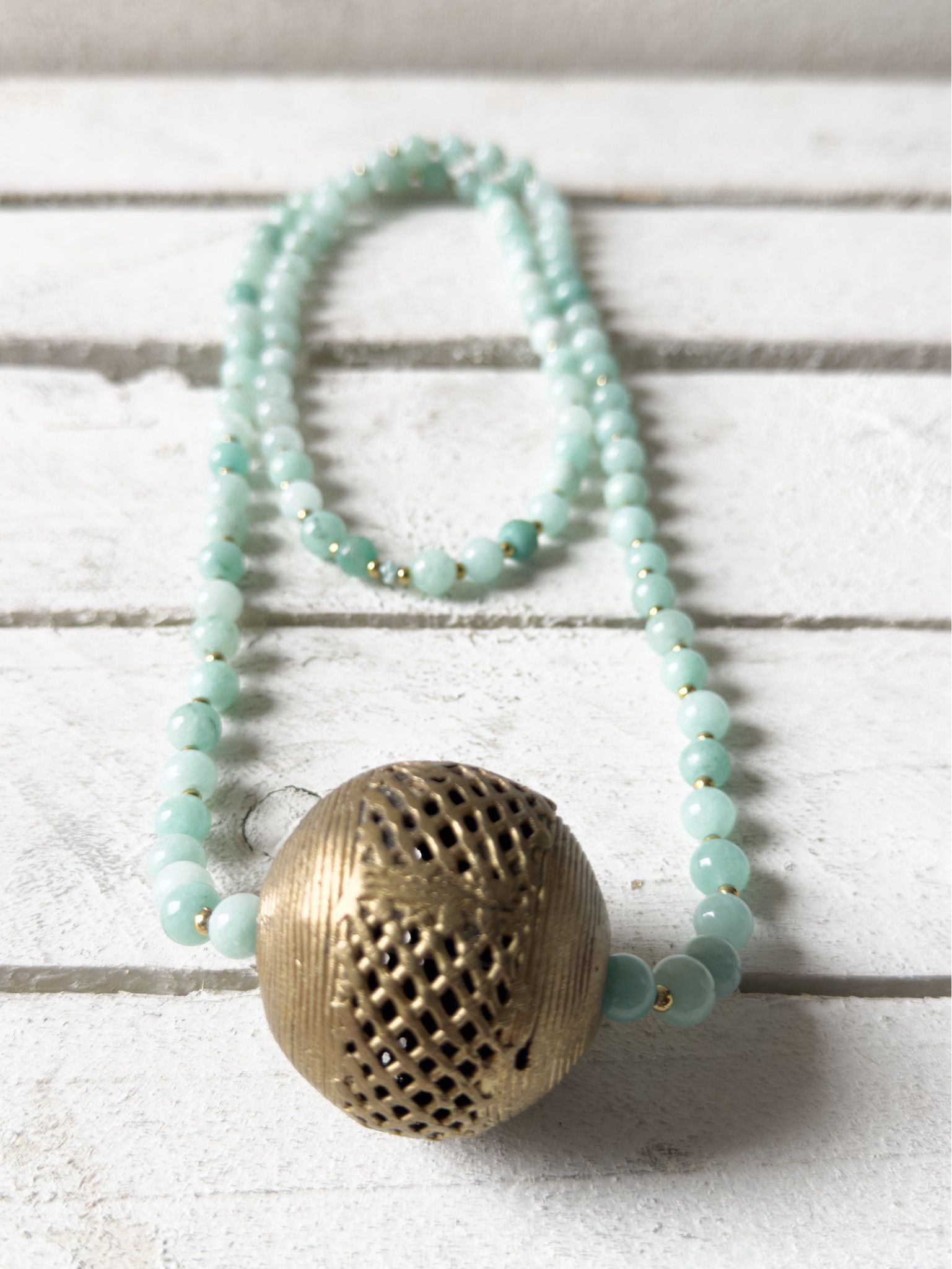 Collar piedra agua bola bronce dorada