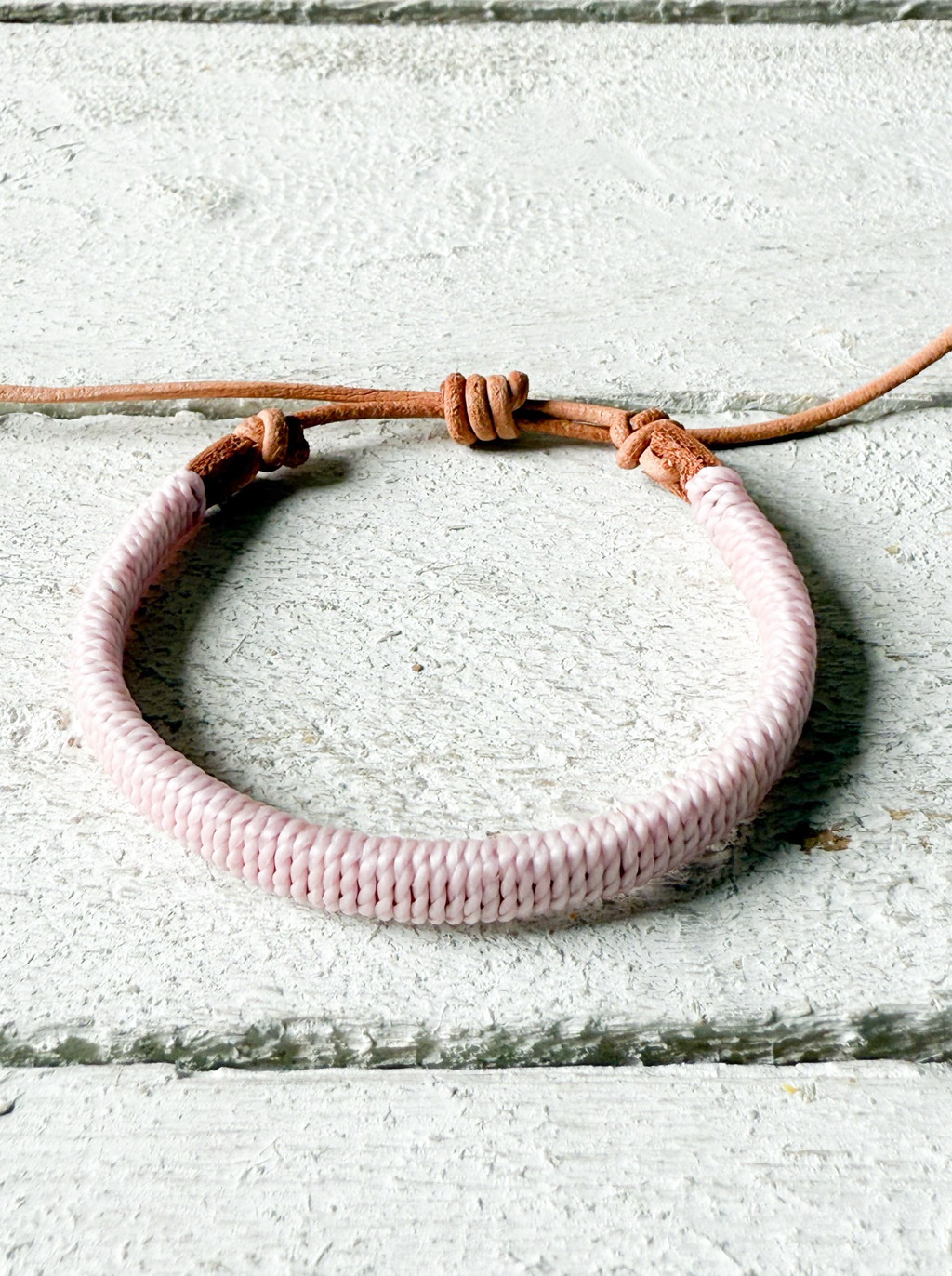 Pulsera cuero plano rosa