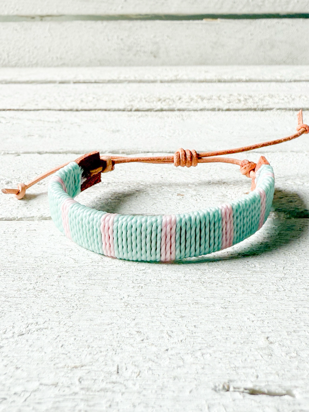 Pulsera ancha cuero agua/rosa