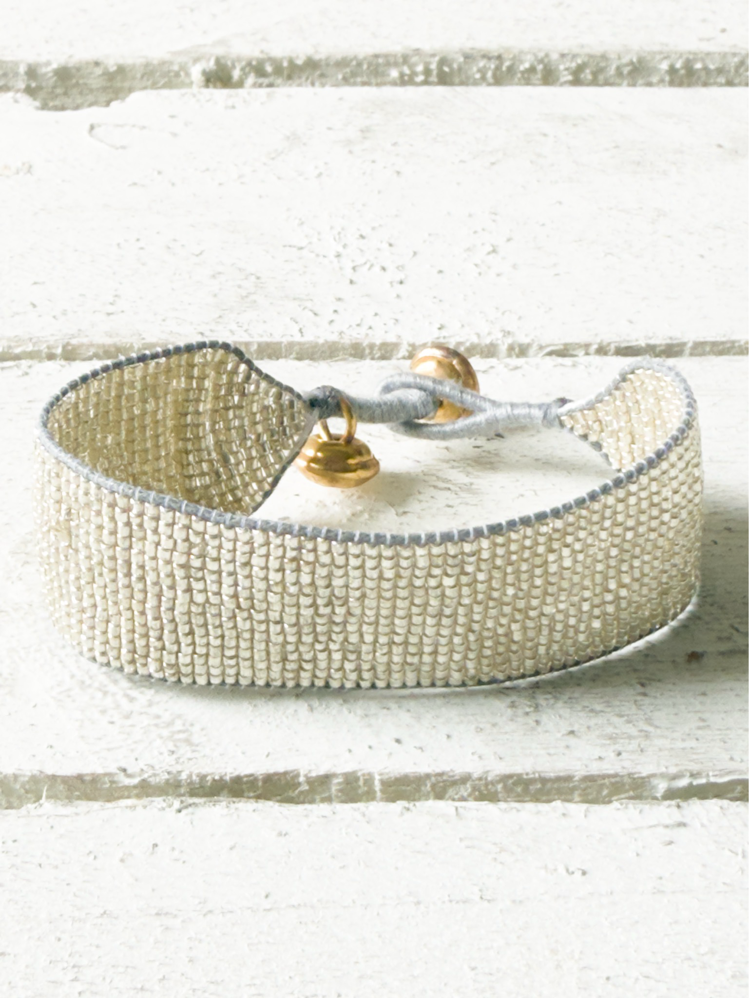 Pulsera miyuki cristales plata cuerda gris cascabel 2cm