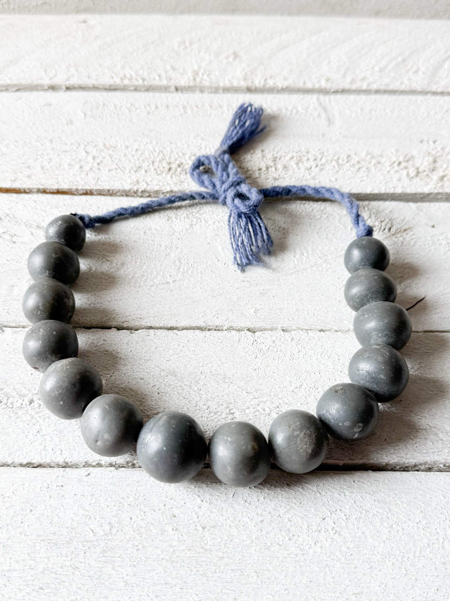 Gargantilla bolas gris