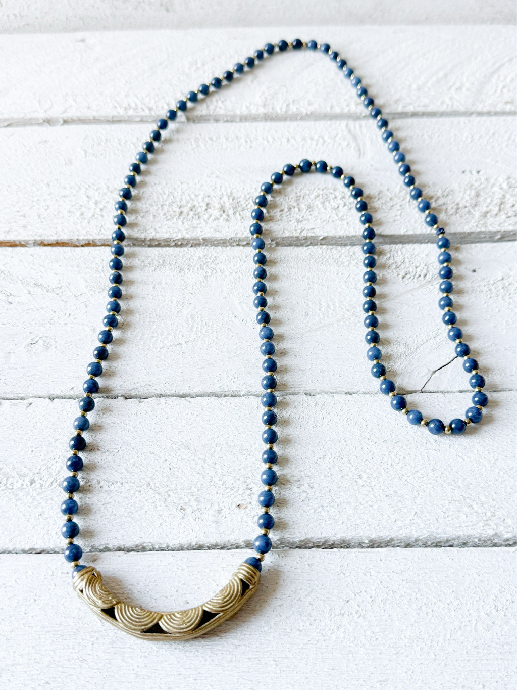 Collar azul tubo curvo