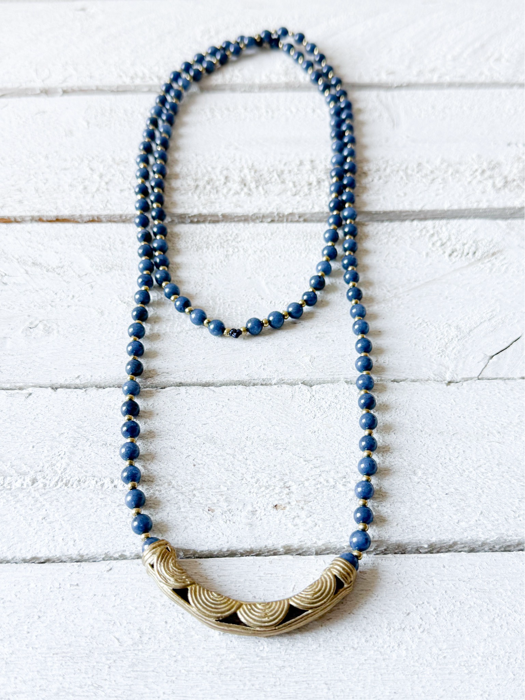 Collar azul tubo curvo